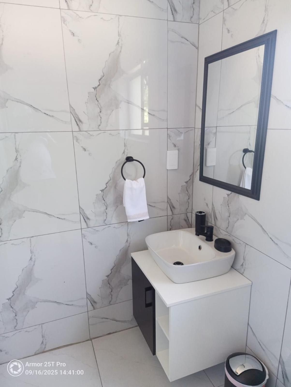 Meredale Lodge Superior Queen Room 2