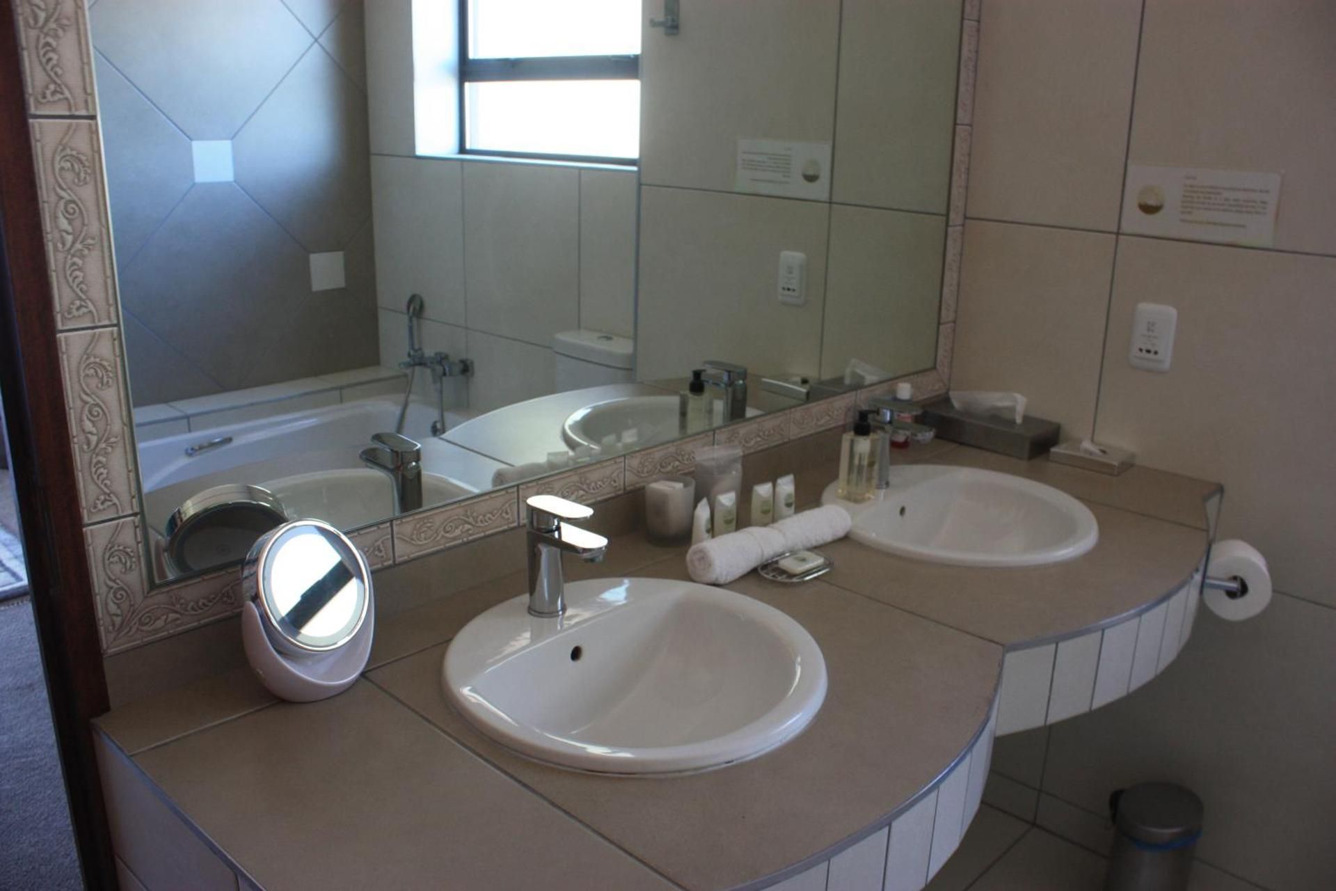 Over The Moon Guesthouse Family Room with Balcony 3