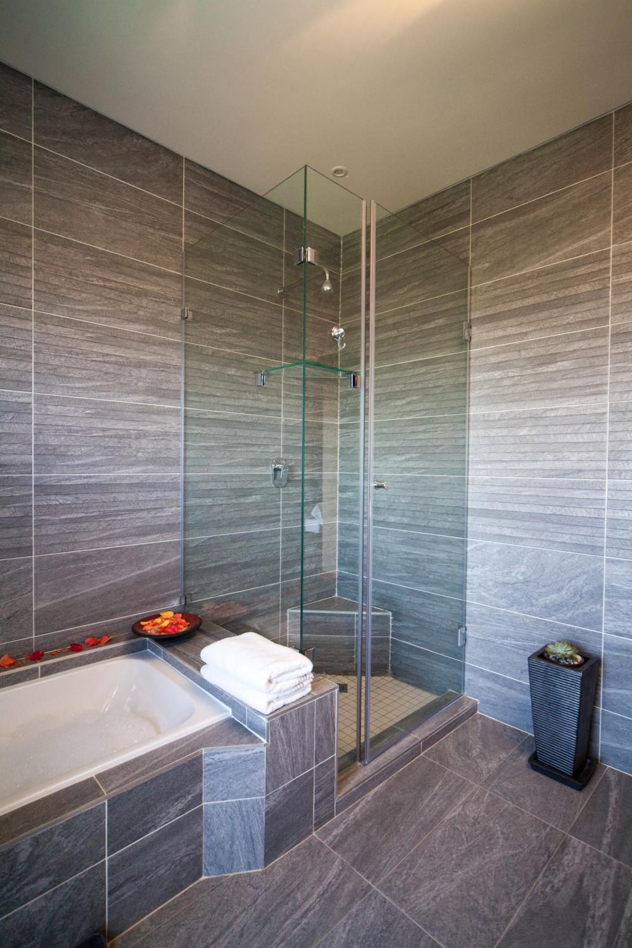 Over The Moon Guesthouse Deluxe Double or Twin Room with Balcony 2