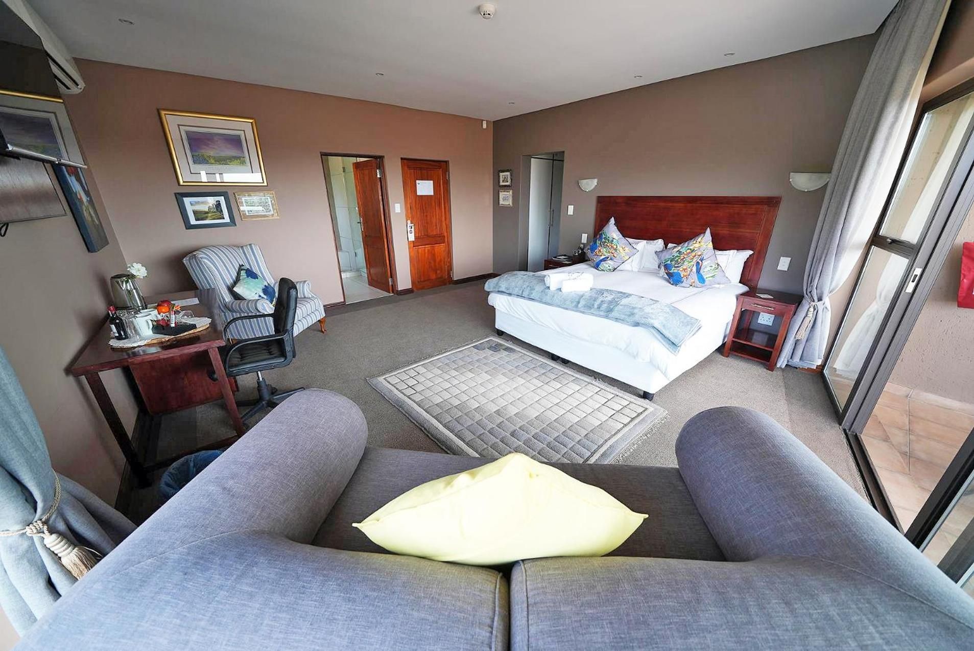 Over The Moon Guesthouse Family Room with Balcony 2