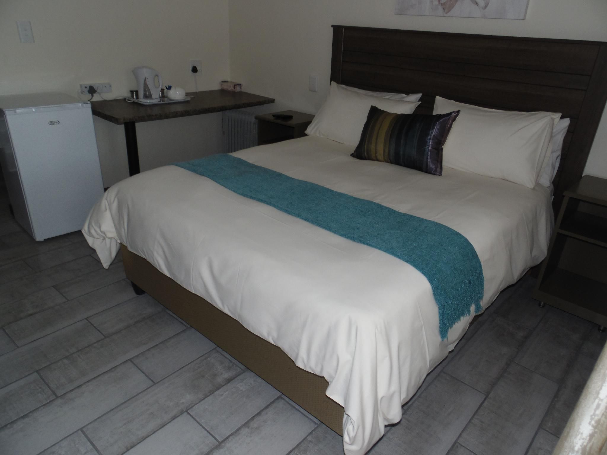 Standard Room 1 Queen Bed