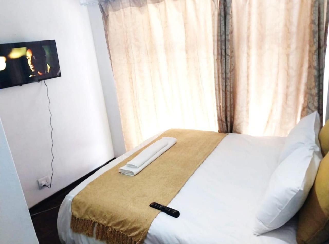 Queen Room with Shared Bathroom