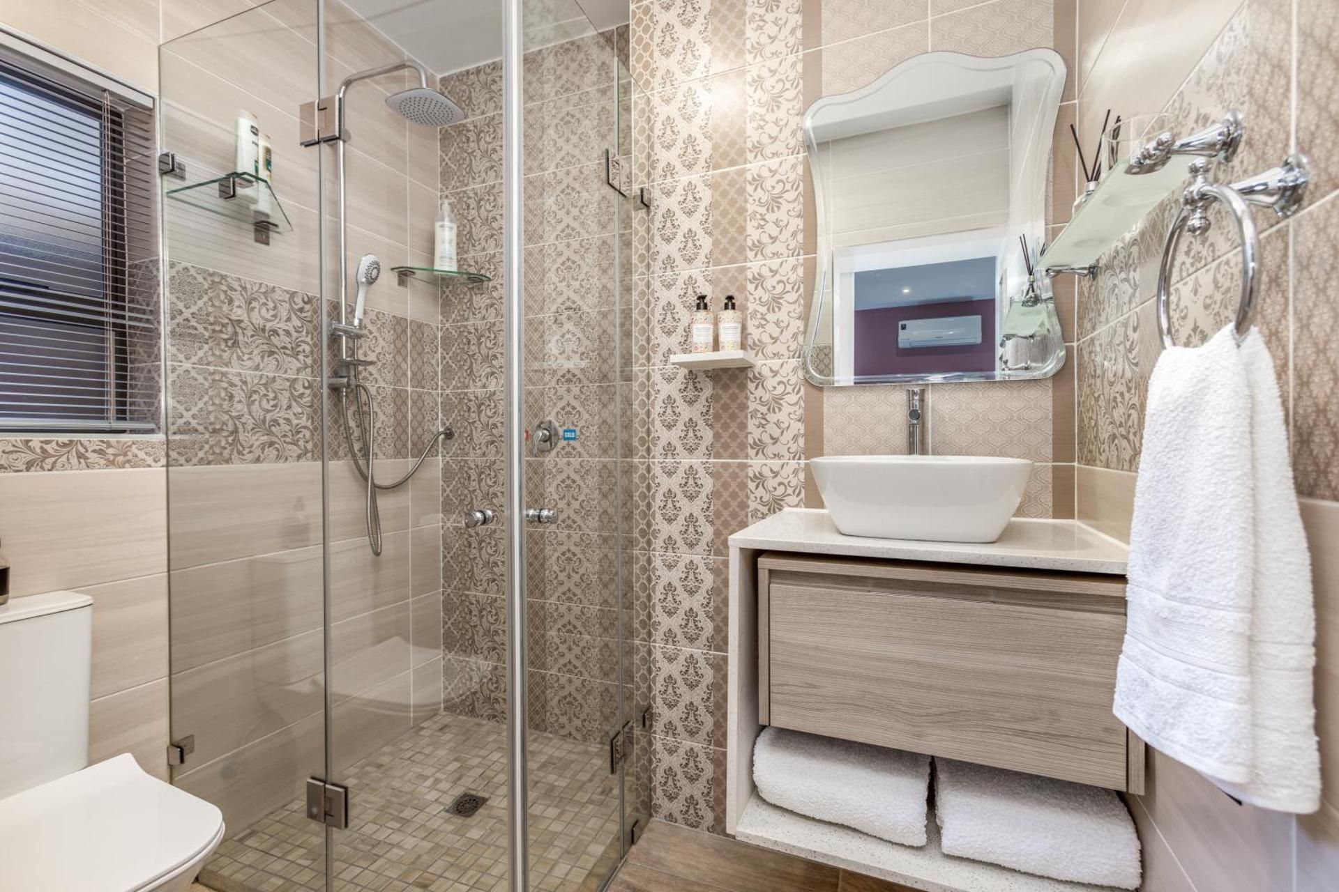 Deluxe Queen Suite