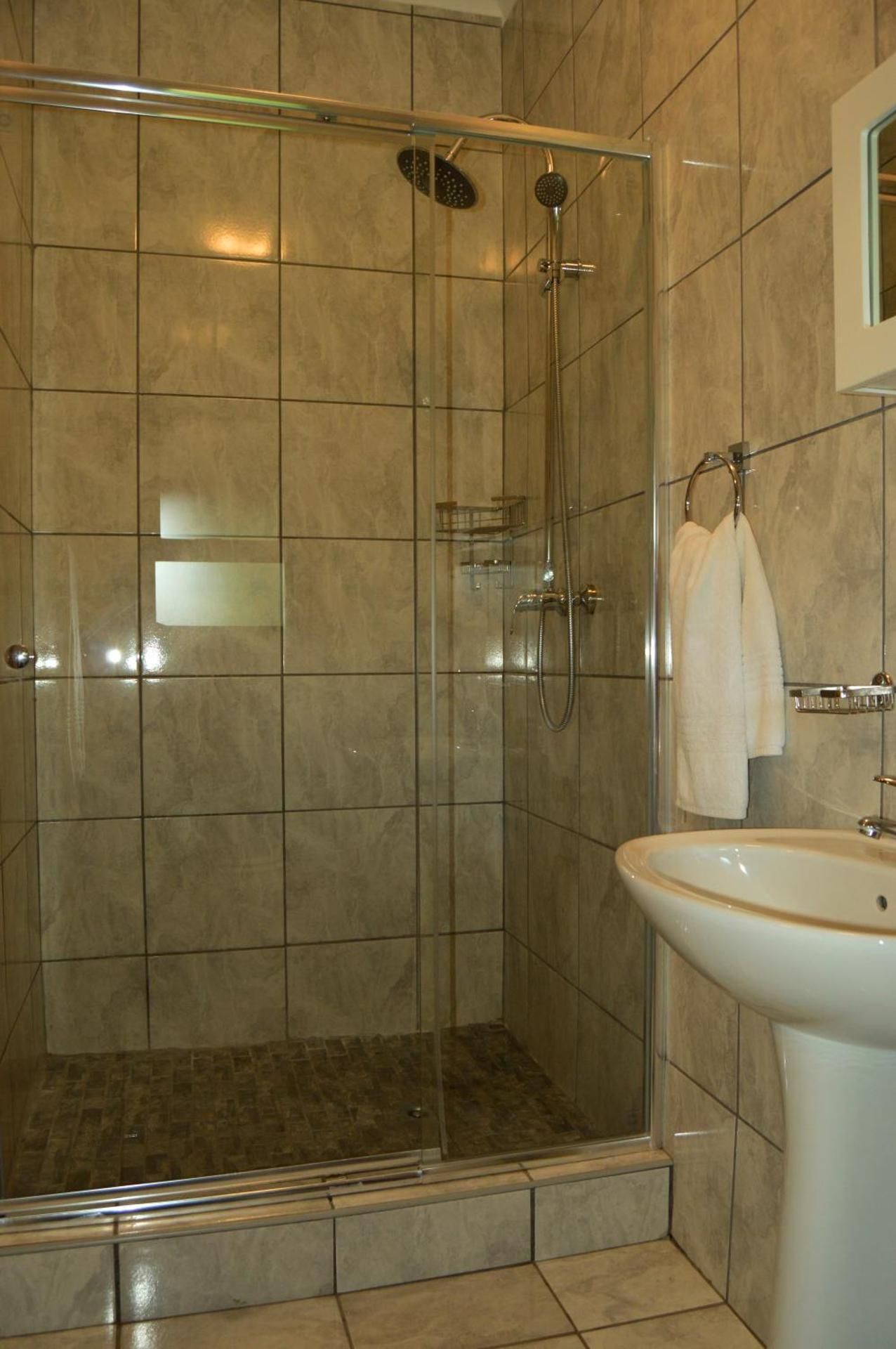 Crystal Rose Lodge & Spa Twin/Double Room 3