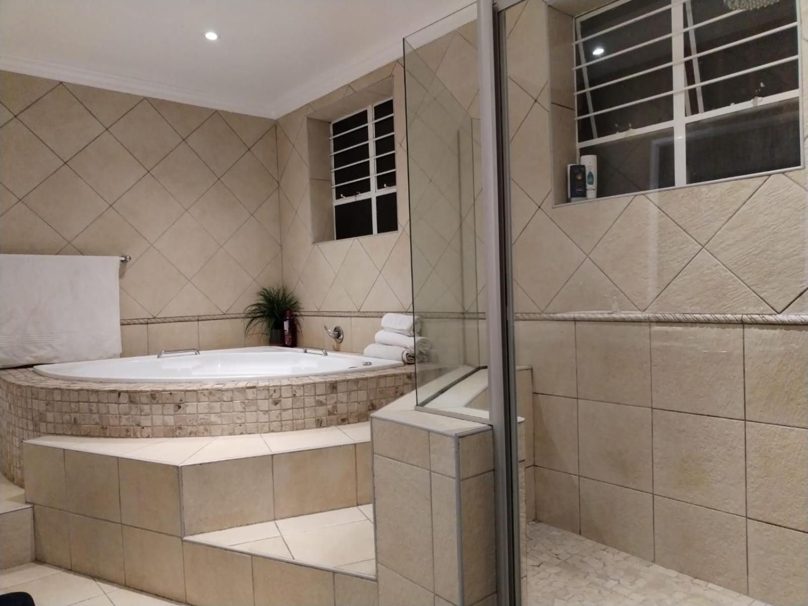 Paulshof Guesthouse - Kingsway B&B King Suite with Spa Bath 2