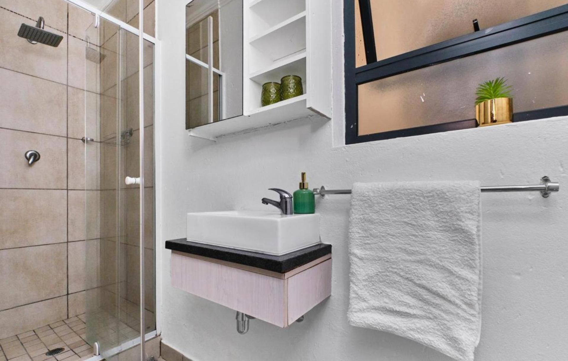 Ihita Beverly Sandton unit 65 Deluxe One-Bedroom Apartment