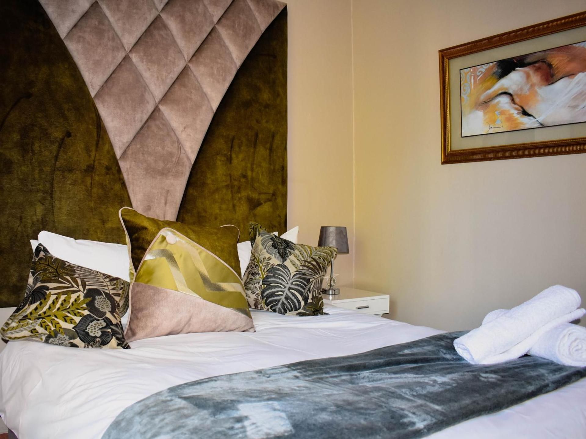 Serene Guest Manor Deluxe Family Room with Garden View