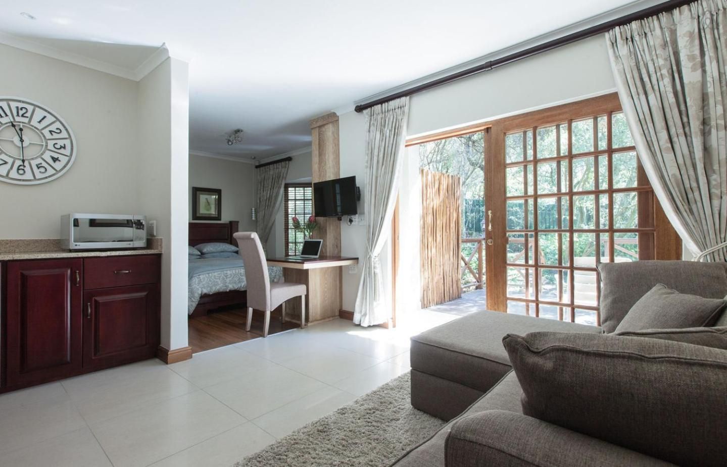 Deluxe Queen Suite
