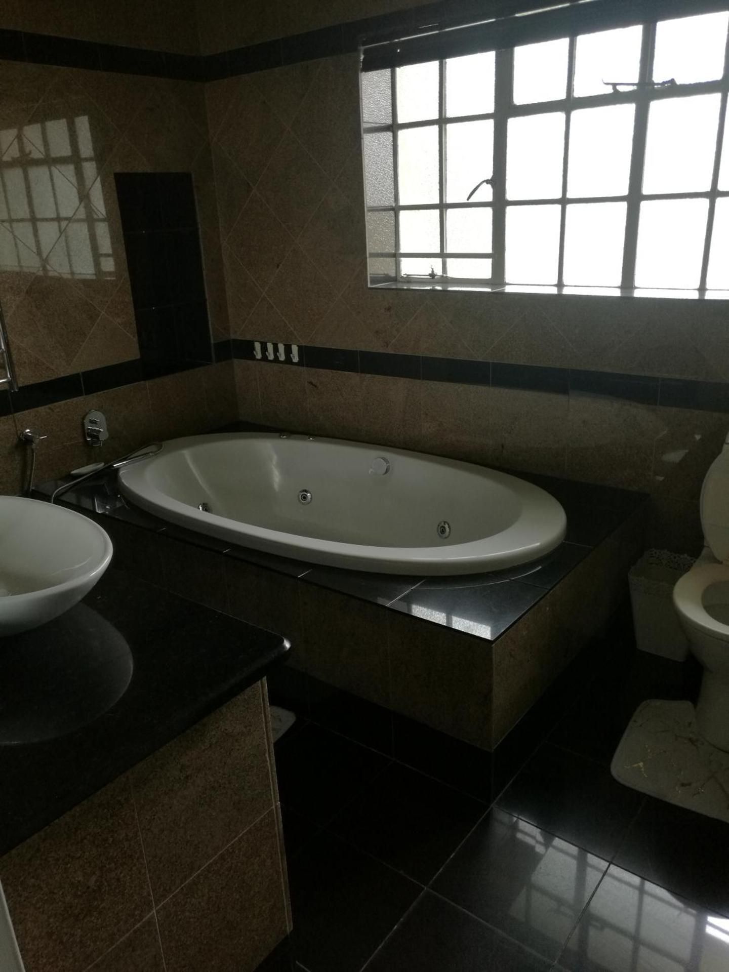 Home away from Home (Lakefield) King Room with Spa Bath 3