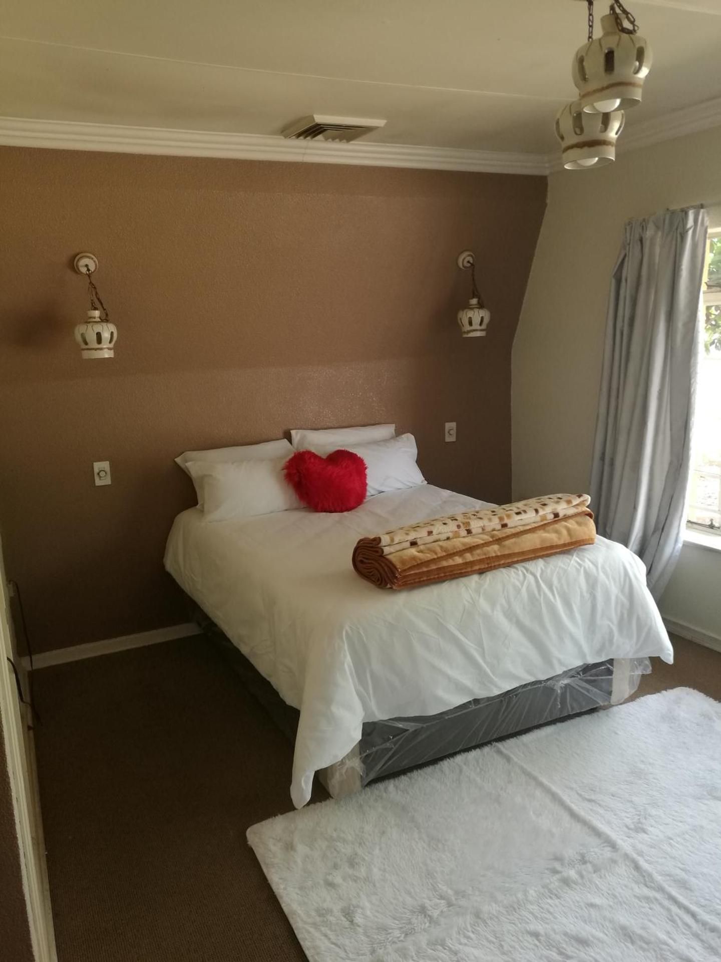 Home away from Home (Lakefield) King Room with Spa Bath