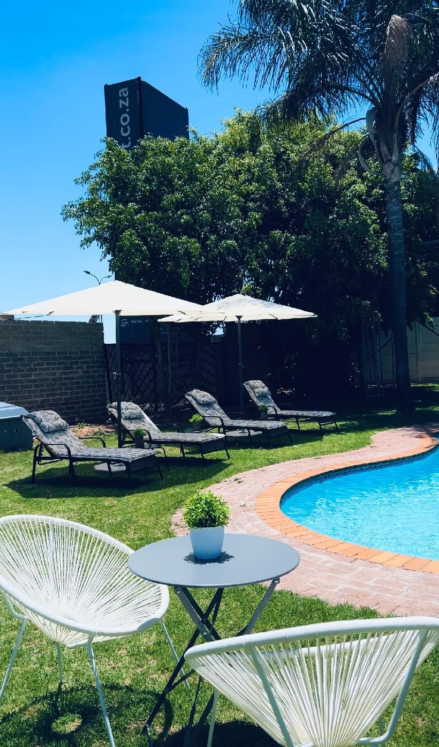 swimming pool [outdoor]