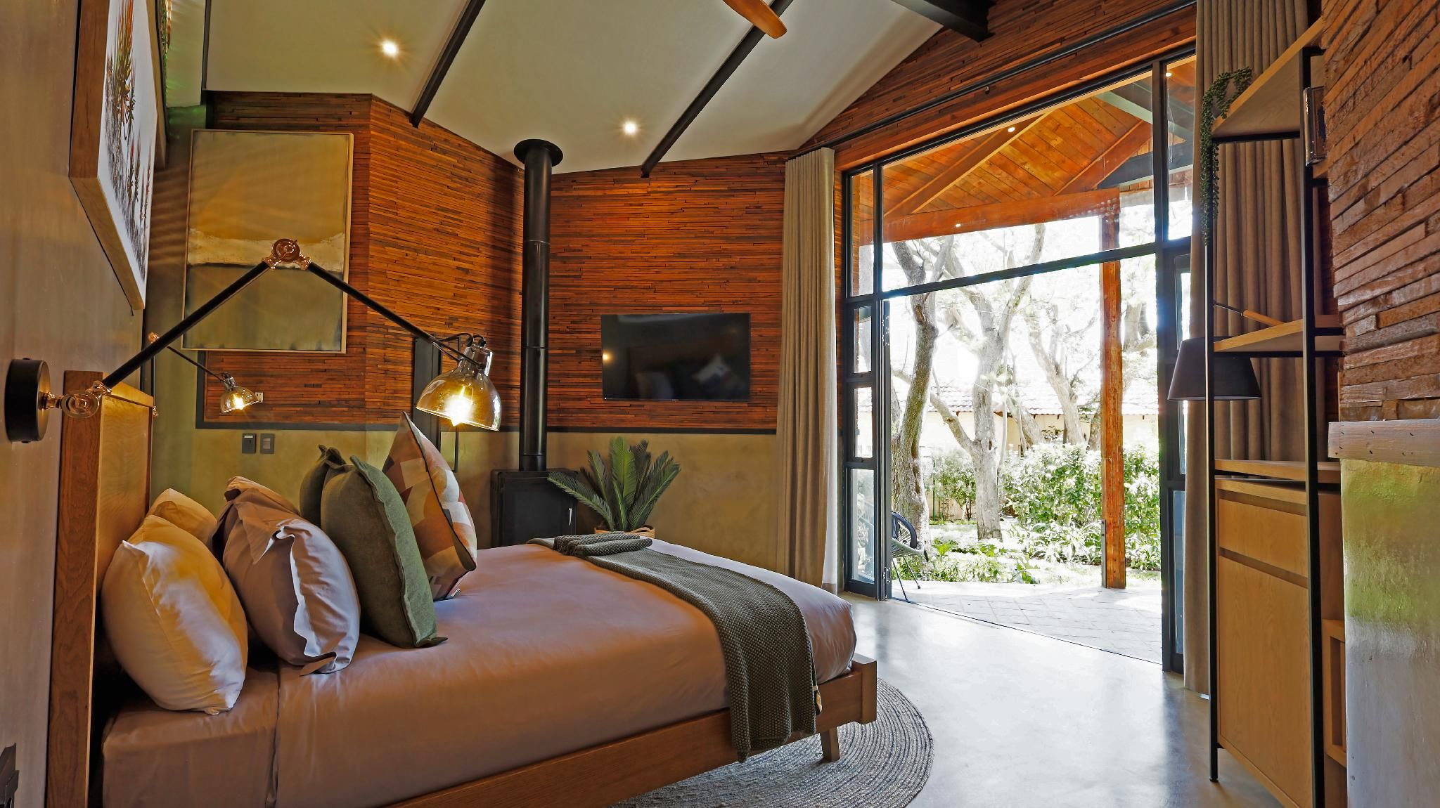 Glamping Room with Kitchenette and Private Bathroom