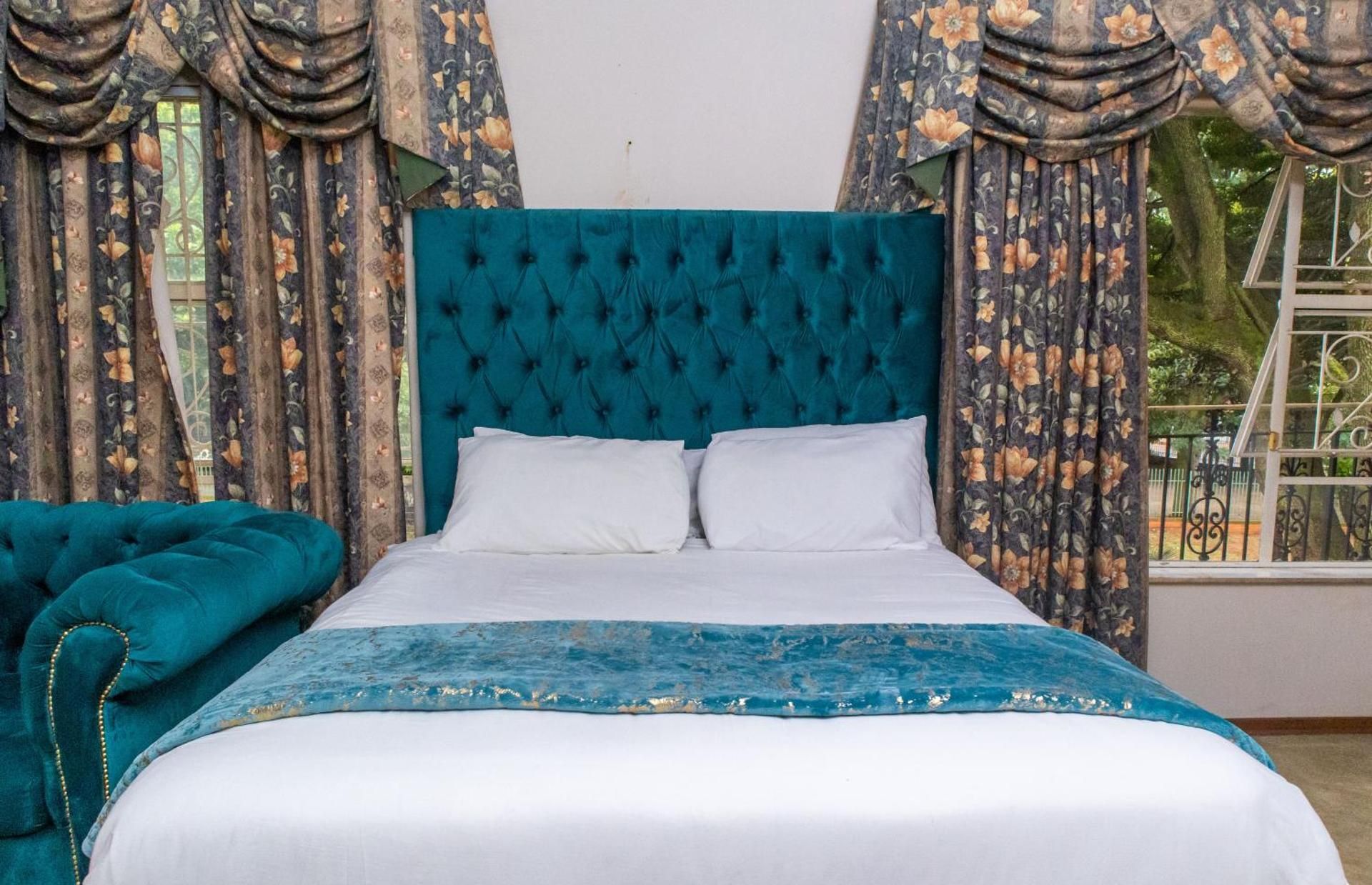 Queen Suite with Pool View