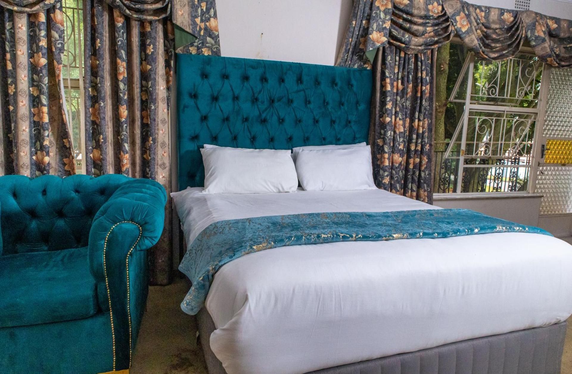 Queen Suite with Pool View