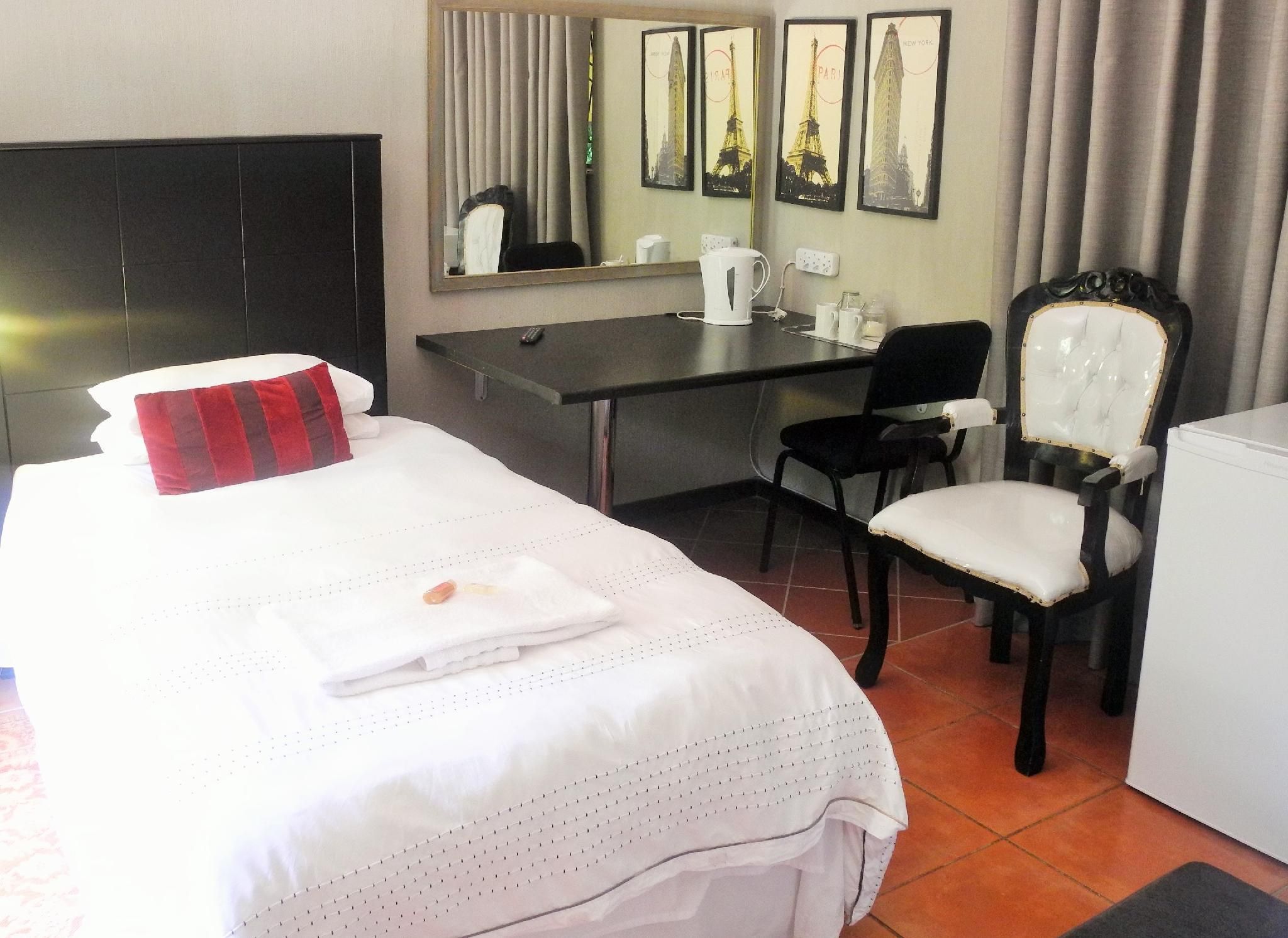 3 Brothers Bed and Breakfast Victorian Room