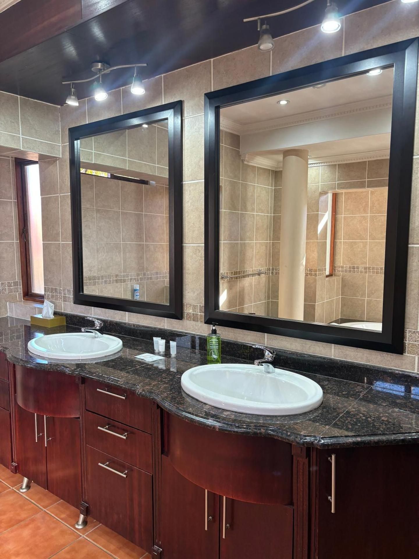 Accommodation Bedfordview - Hethersett Guesthouse Deluxe King Suite 2