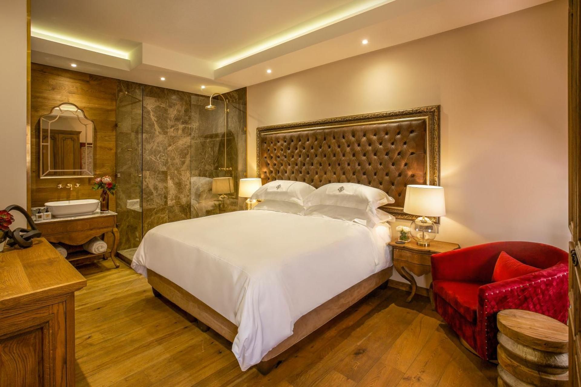 Room 4 Deluxe King Room "Pinotage"