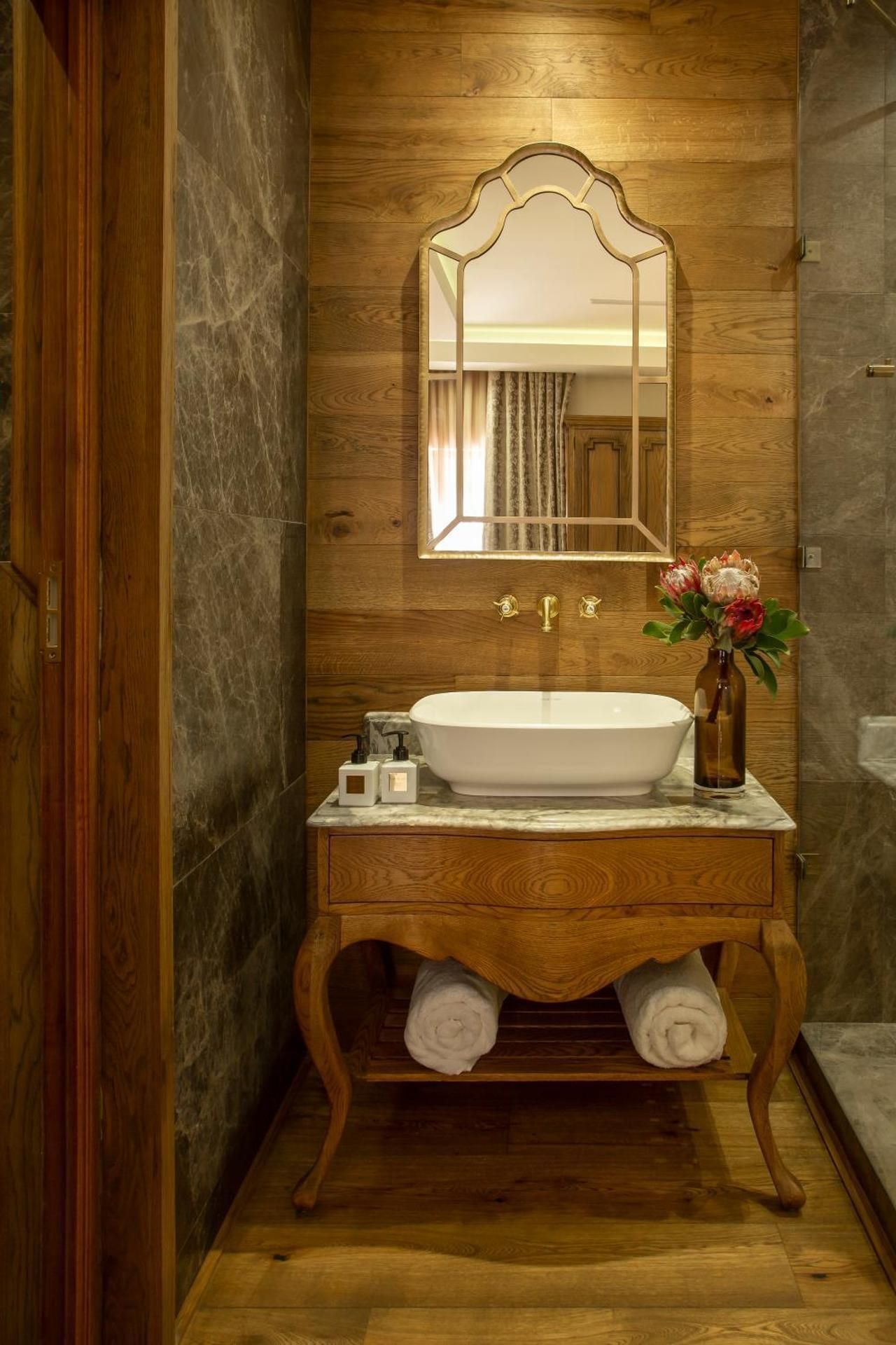 Room 4 Deluxe King Room "Pinotage"