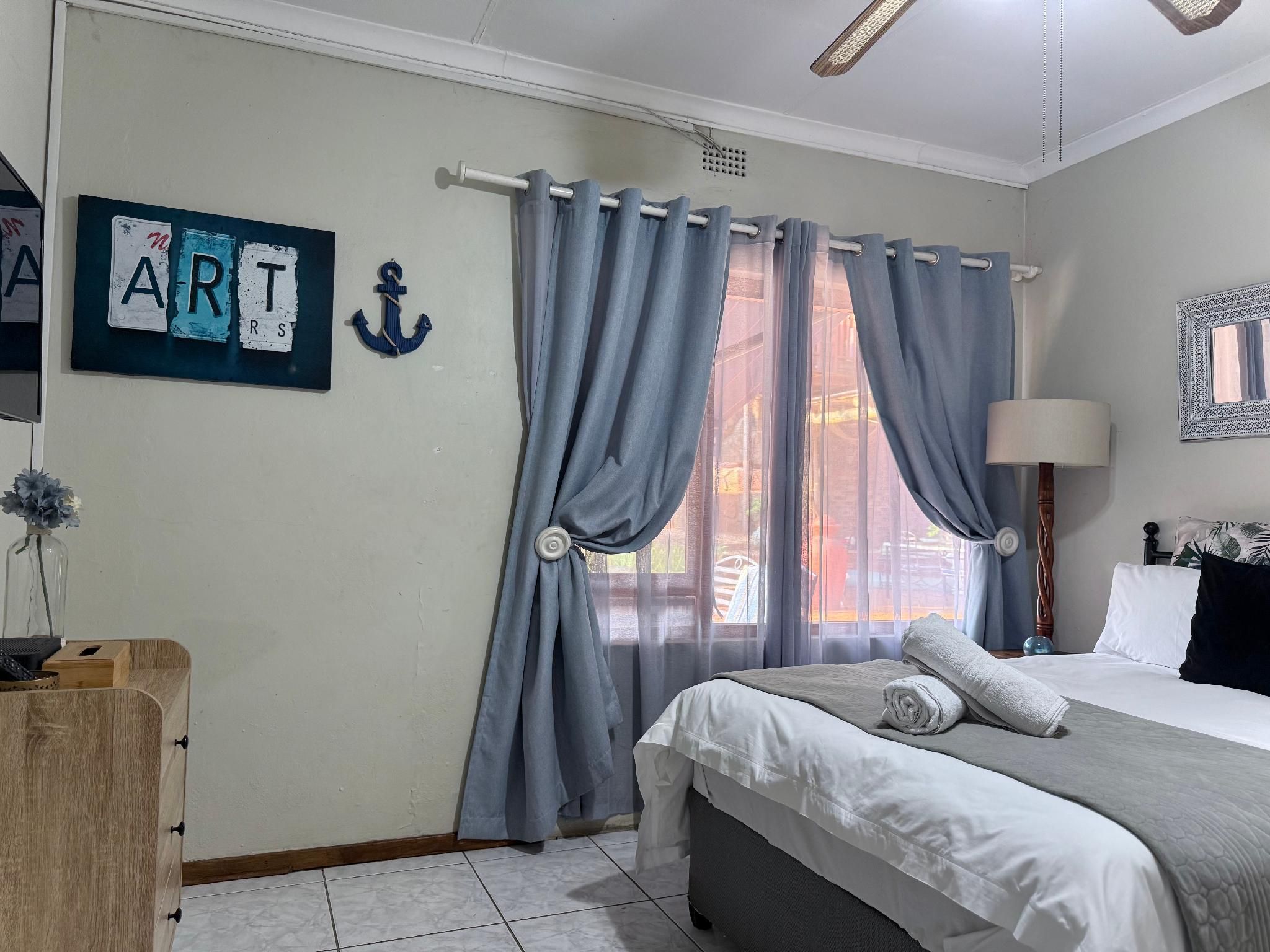 Standard - 1 Bed Double Partial City View, Non-Smoking