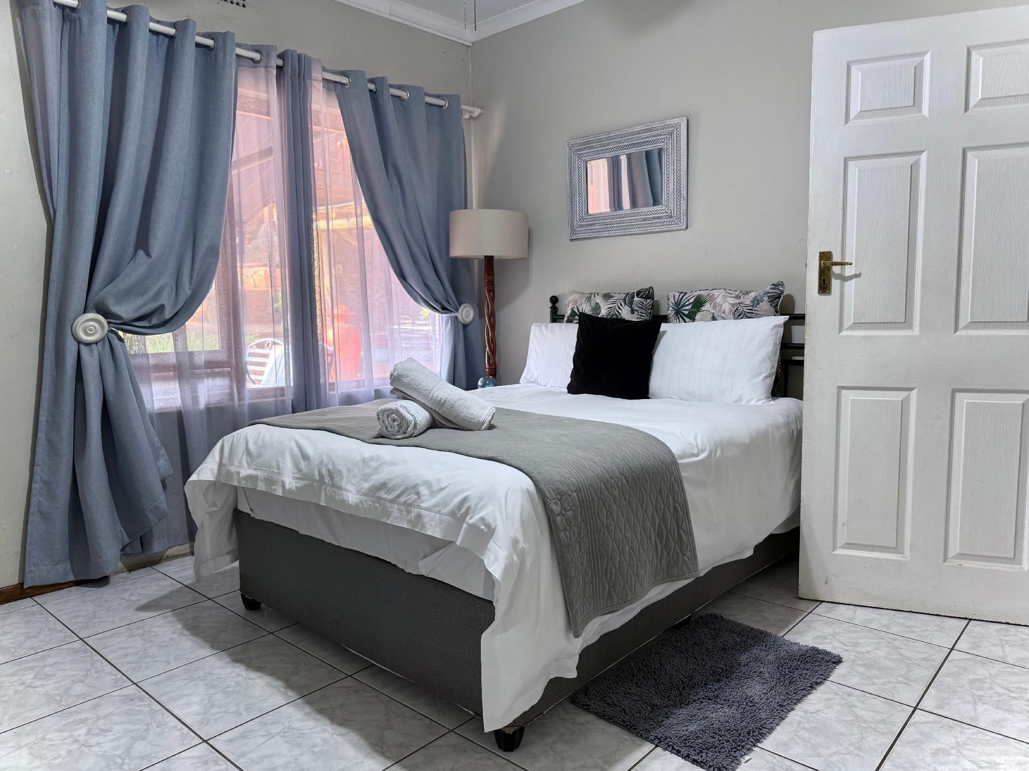 Standard - 1 Bed Double Partial City View, Non-Smoking