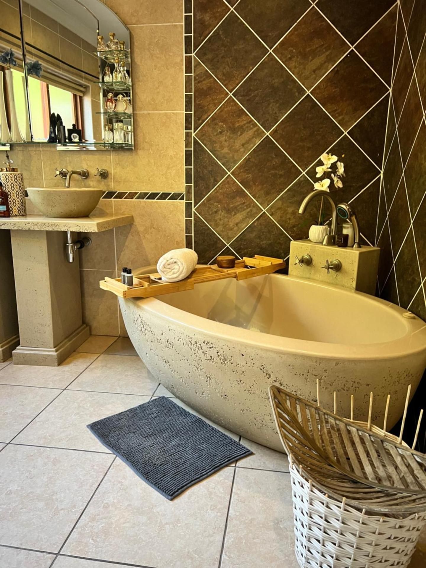 Deluxe Queen Suite