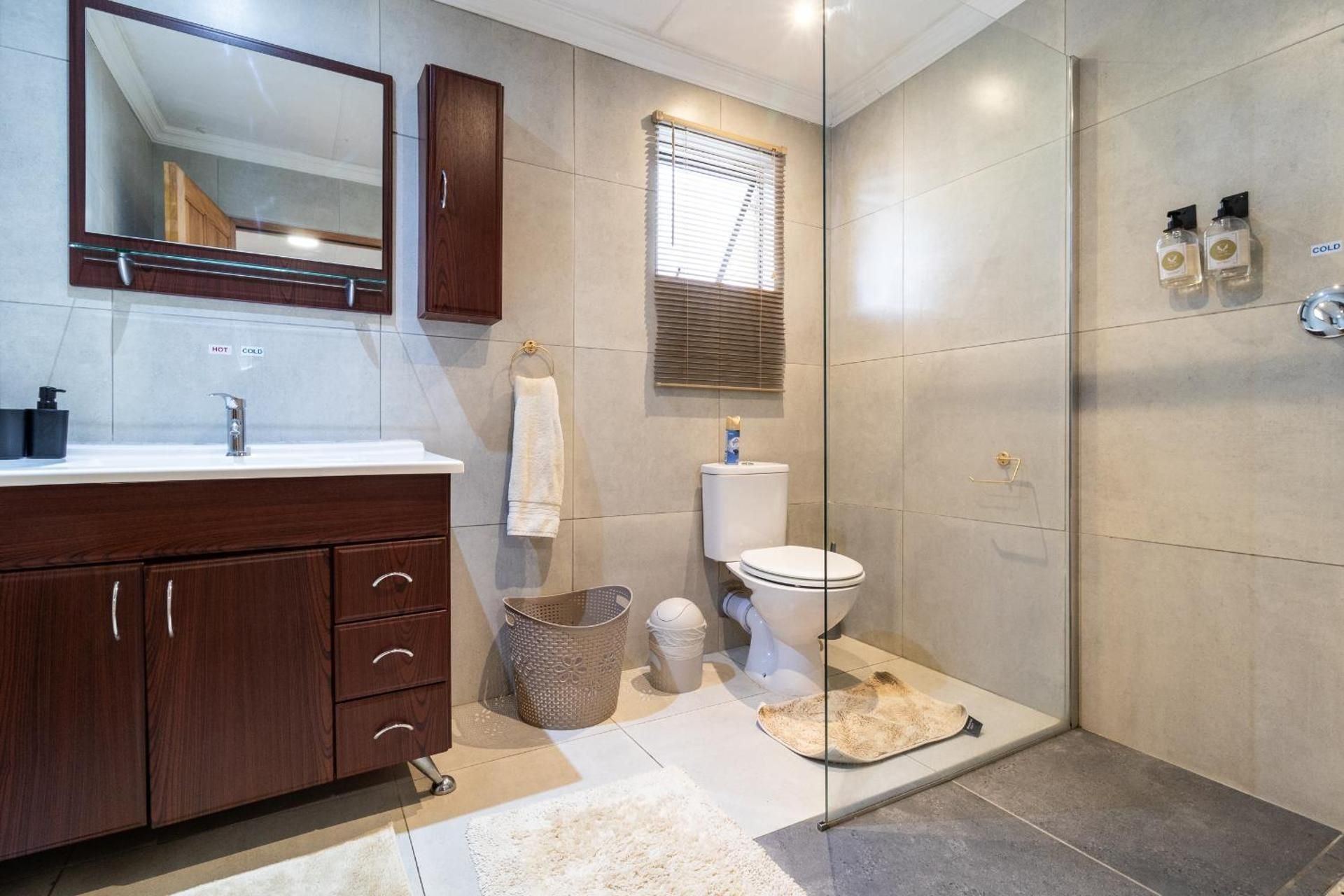 Bosveld In Die Stad 2 Guesthouse Deluxe Double or Twin Room with Pool View 2