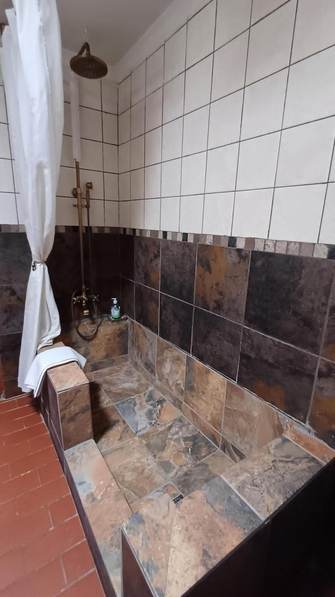 Wooden Creek Estate Deluxe King Room 3