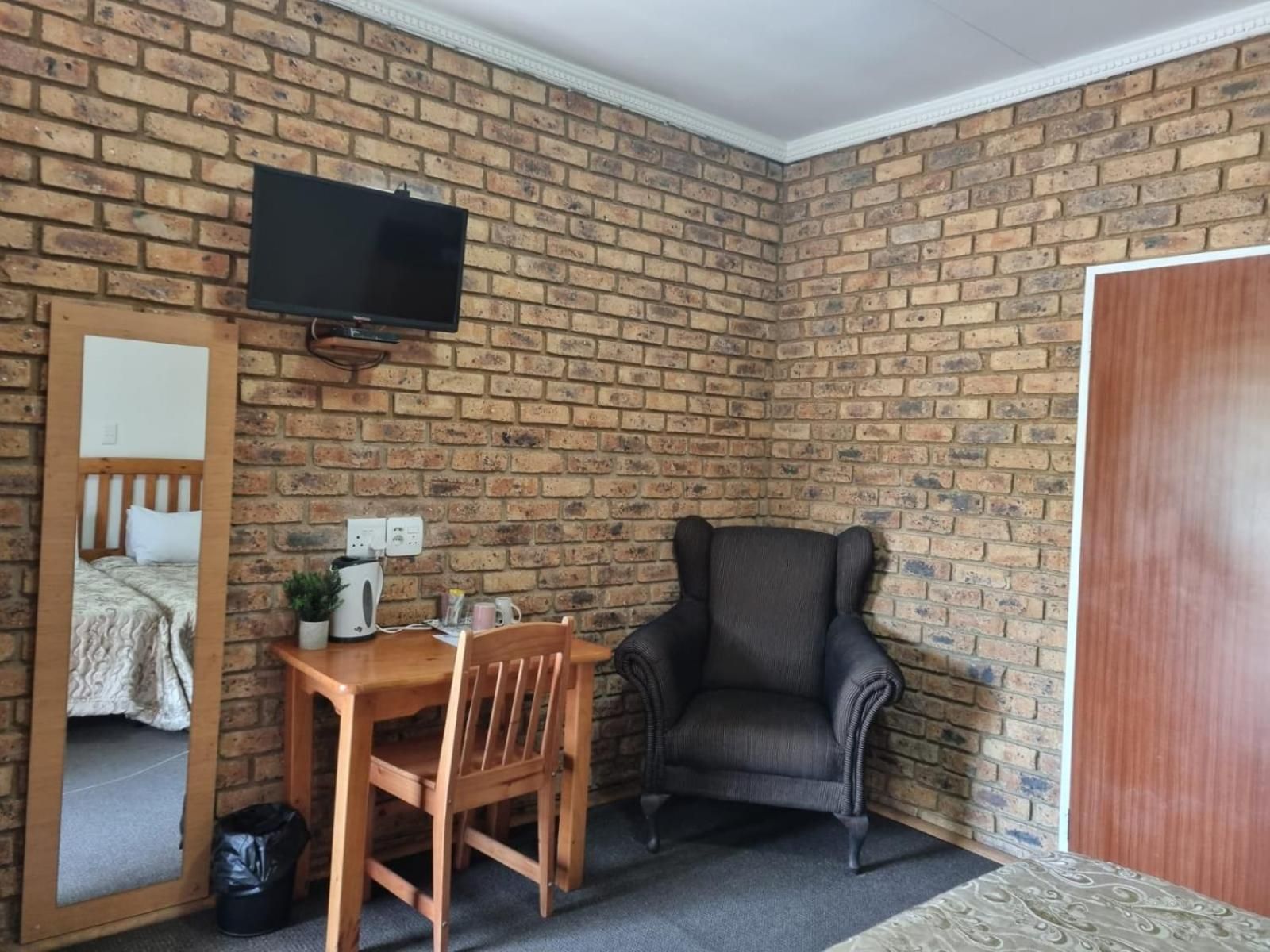 Airport Inn Bed and Breakfast Standard Twin 3