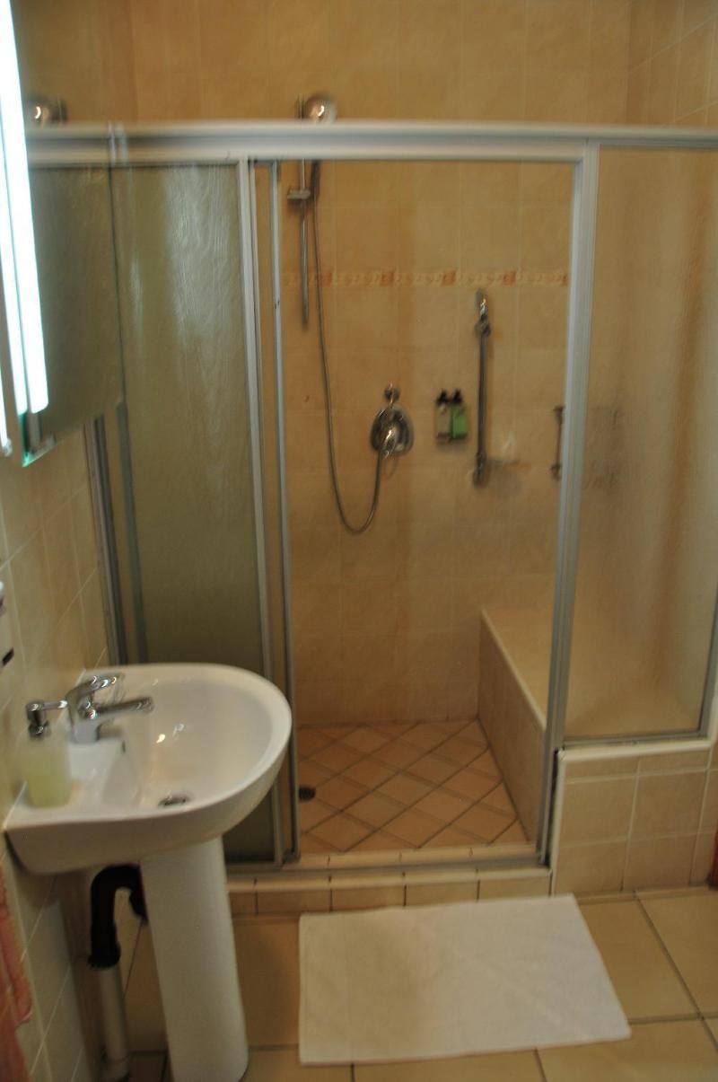 Woodpecker's Inn Twin Room 2