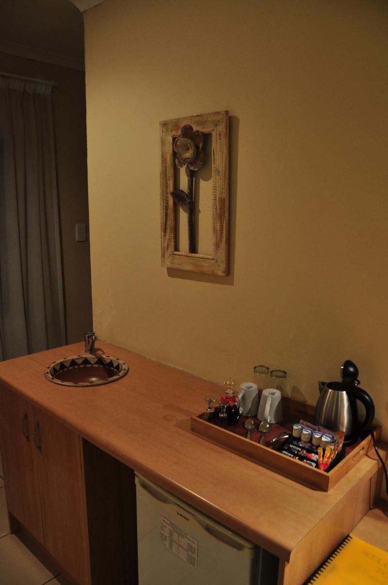 Woodpecker's Inn Twin Room 3