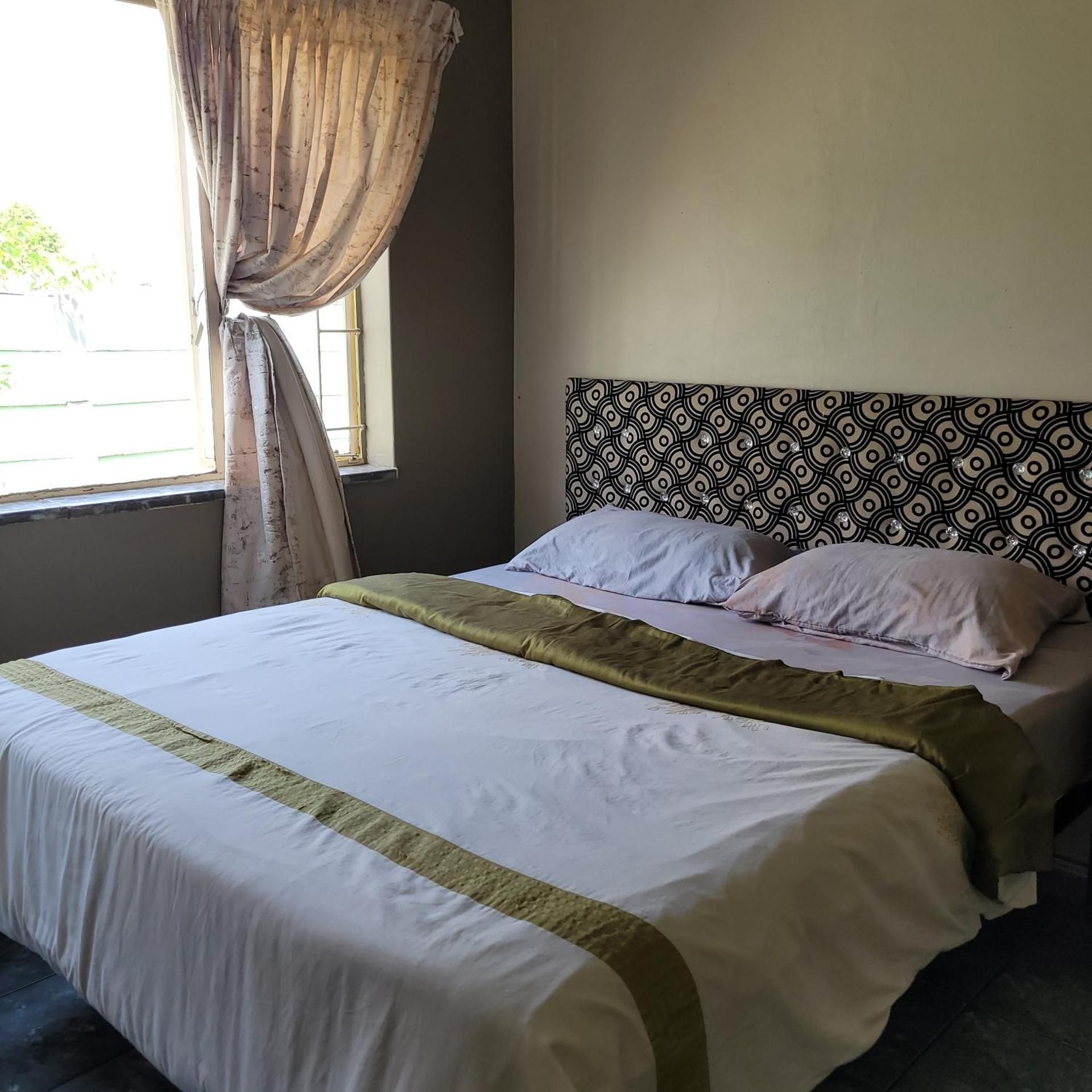 Standard Queen Room