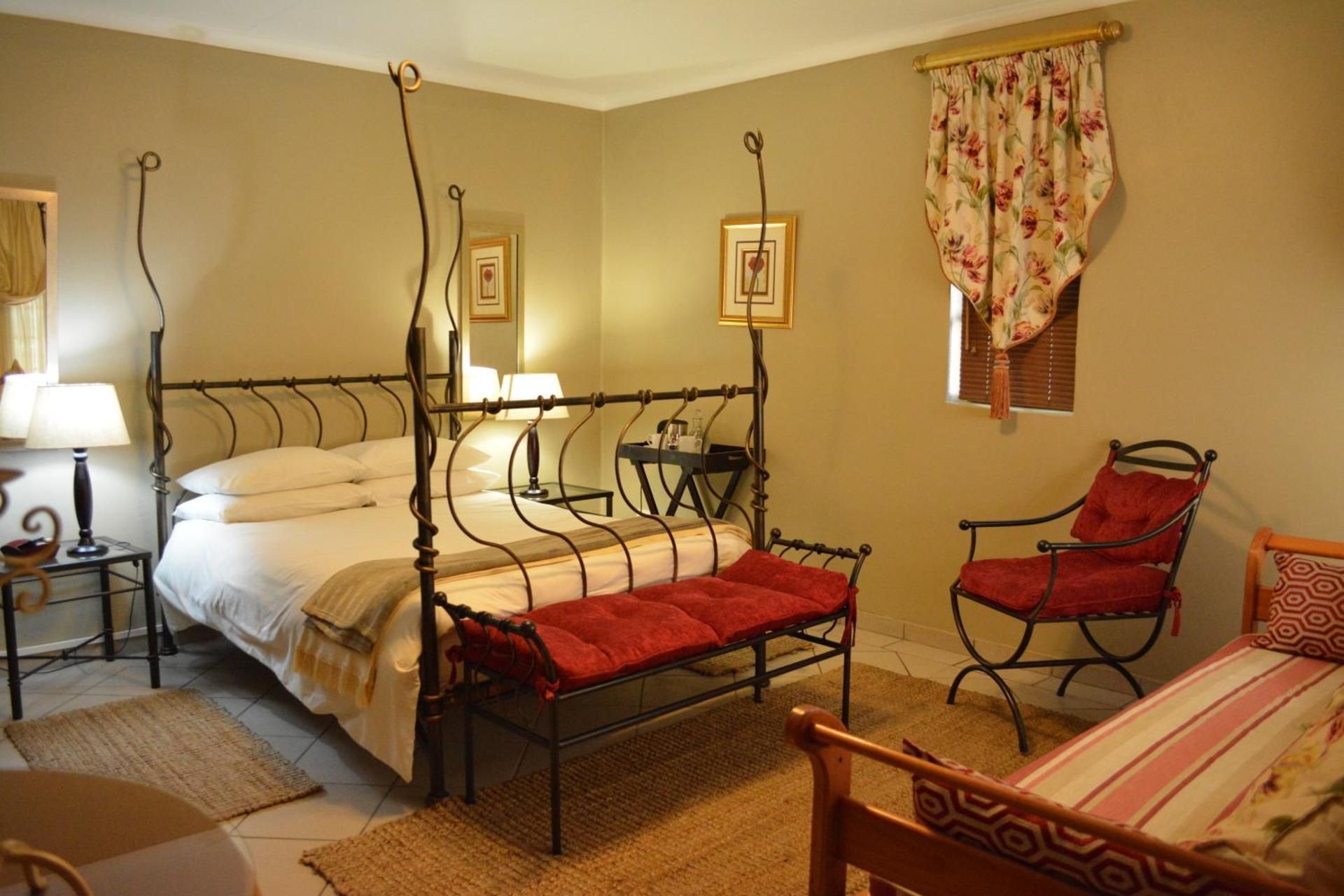 Le Chateau Guest House and Conference Centre Honeymoon Suite