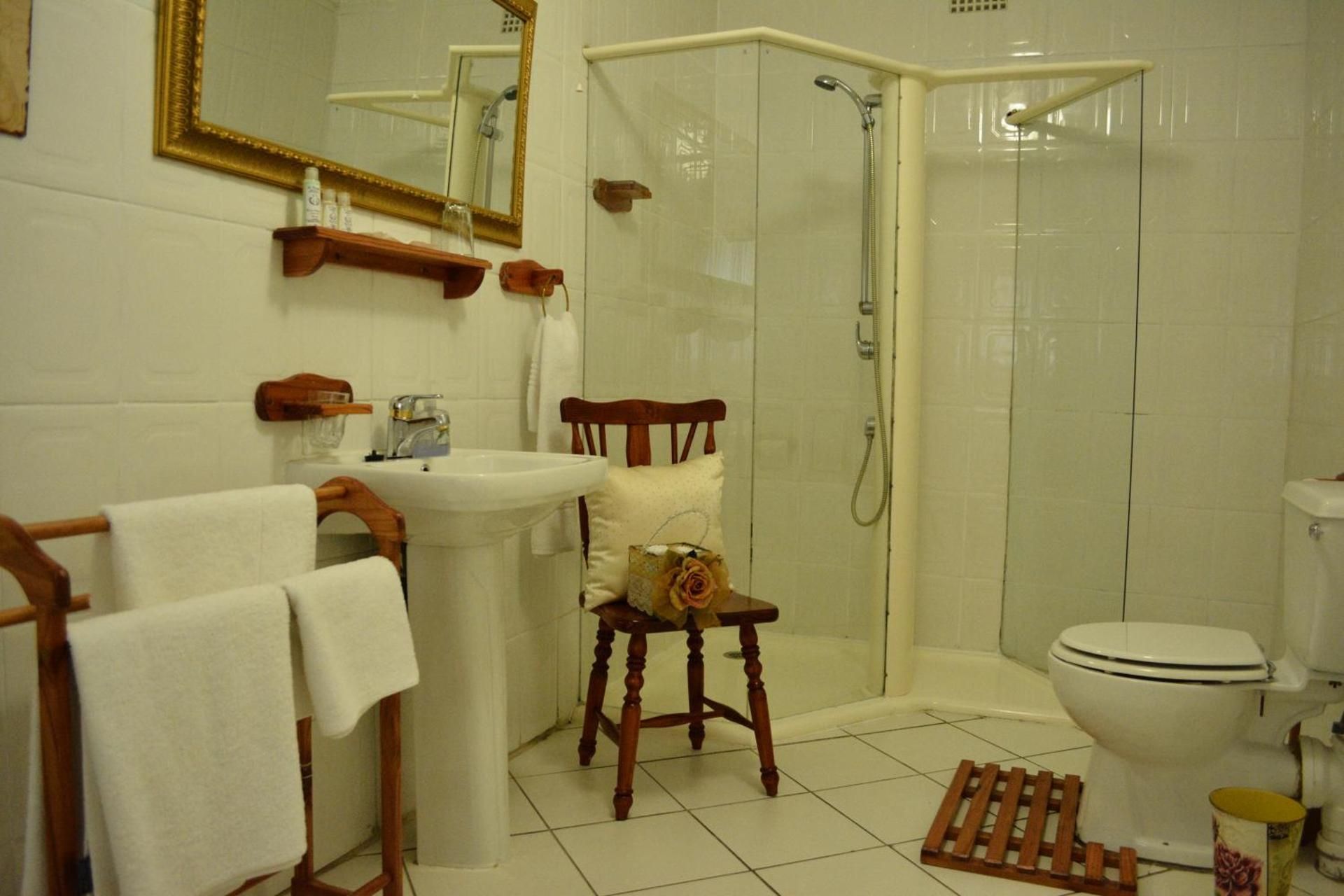Le Chateau Guest House and Conference Centre Honeymoon Suite 2