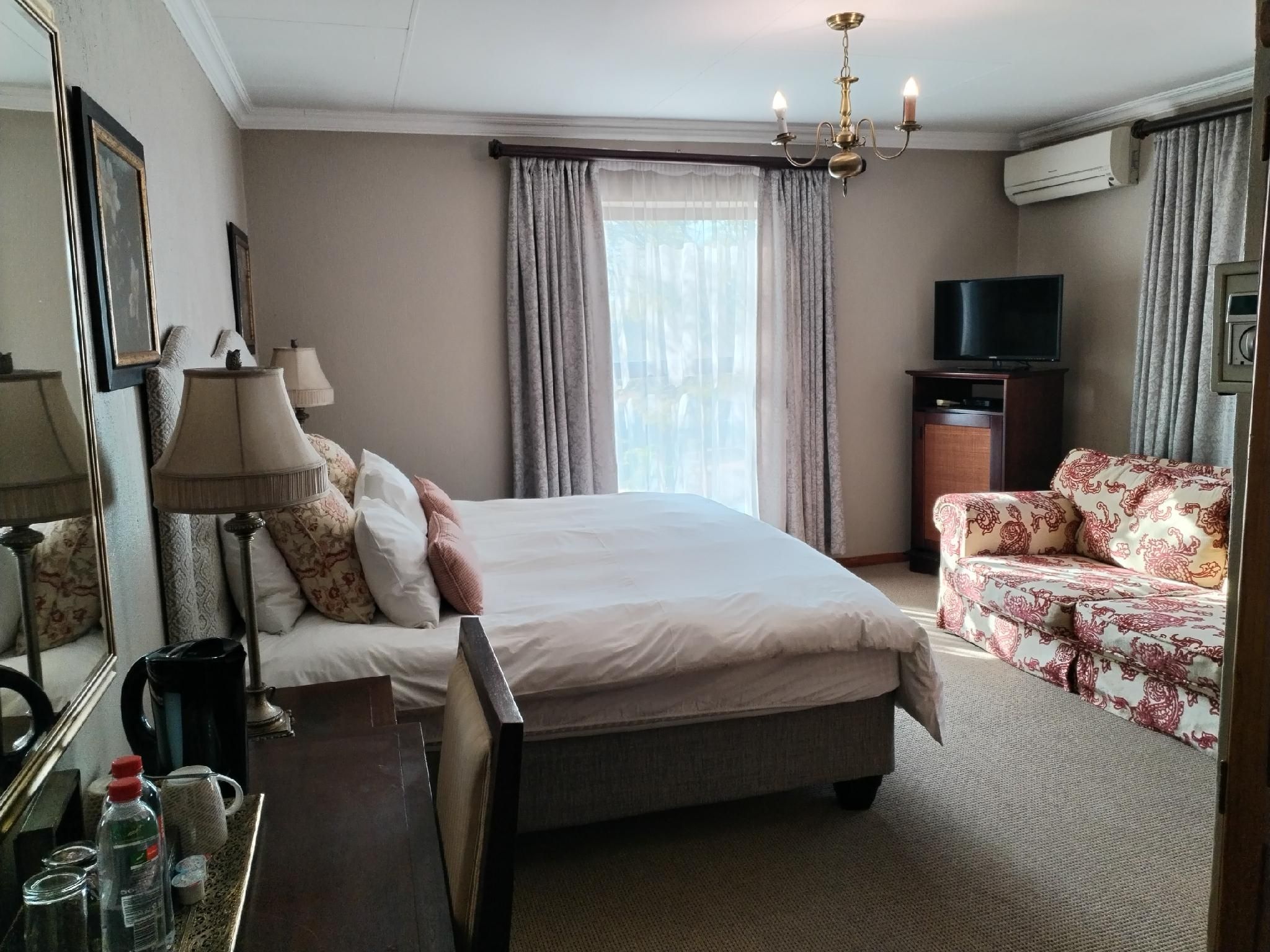 Twin Room with Long Sofa
