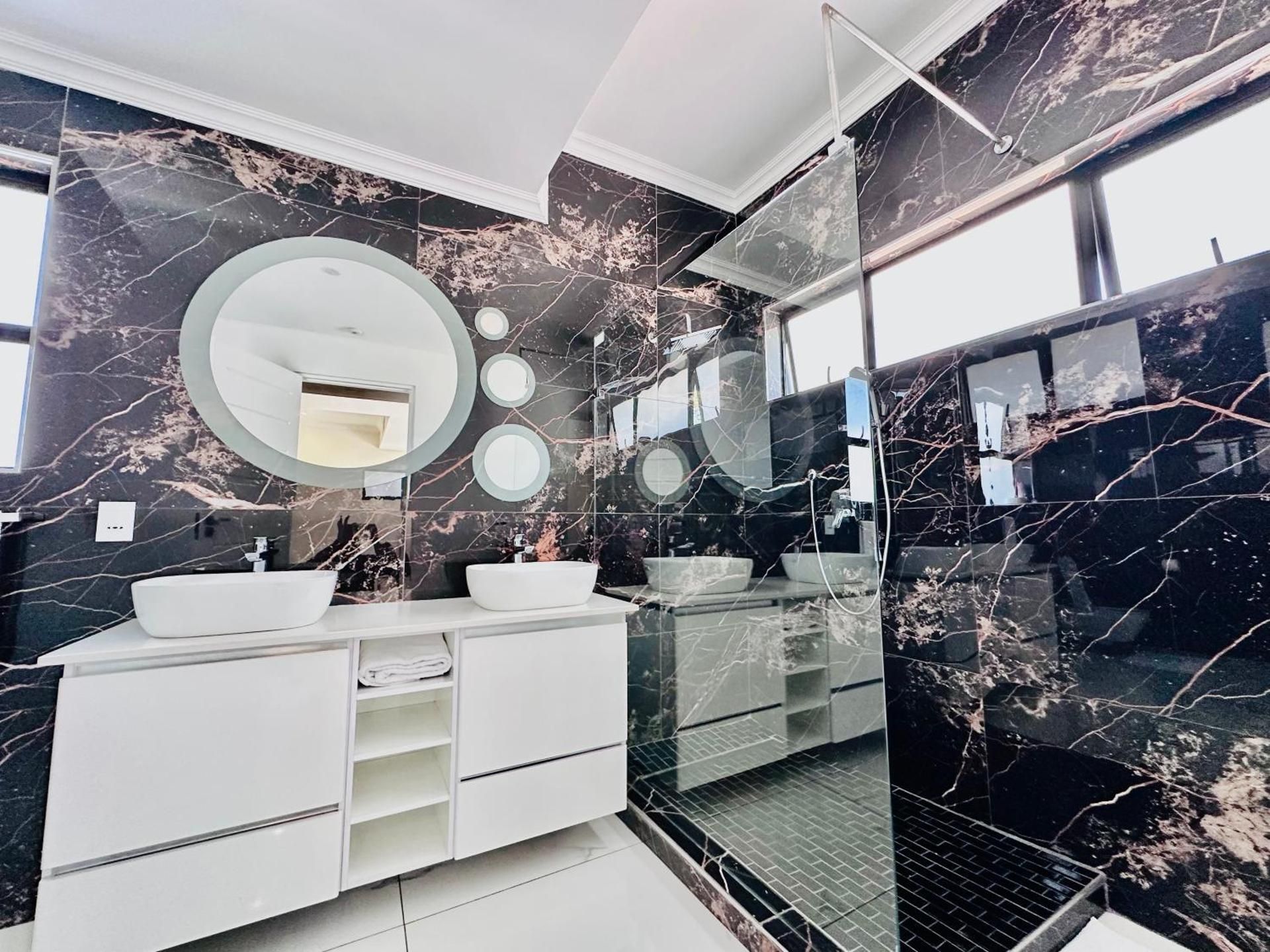 Deluxe Queen Suite