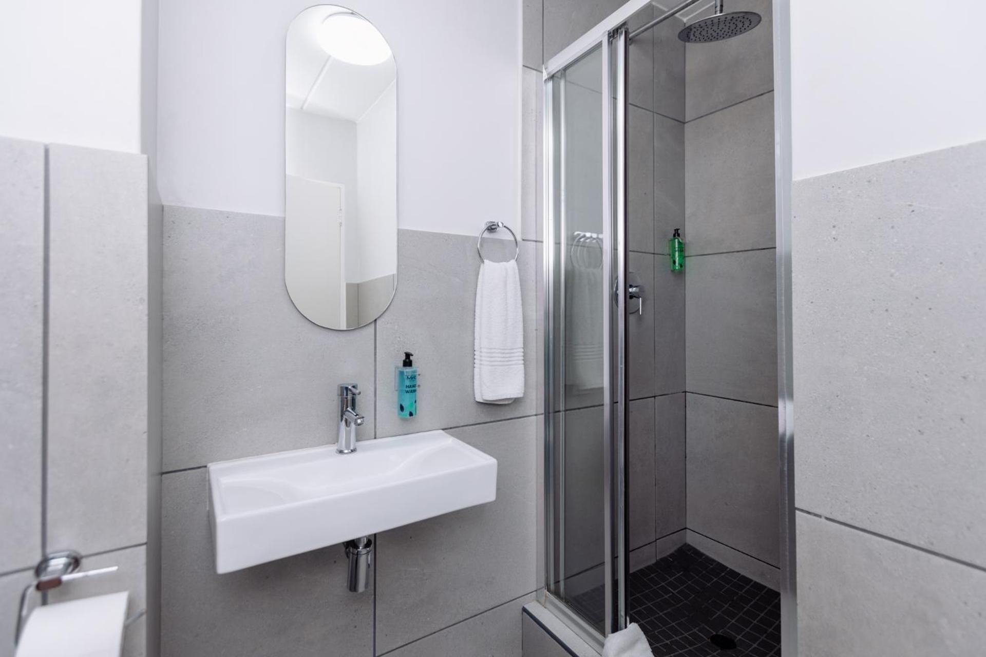 MINT Express Sandton View 1-Bedroom Standard Apartment 3