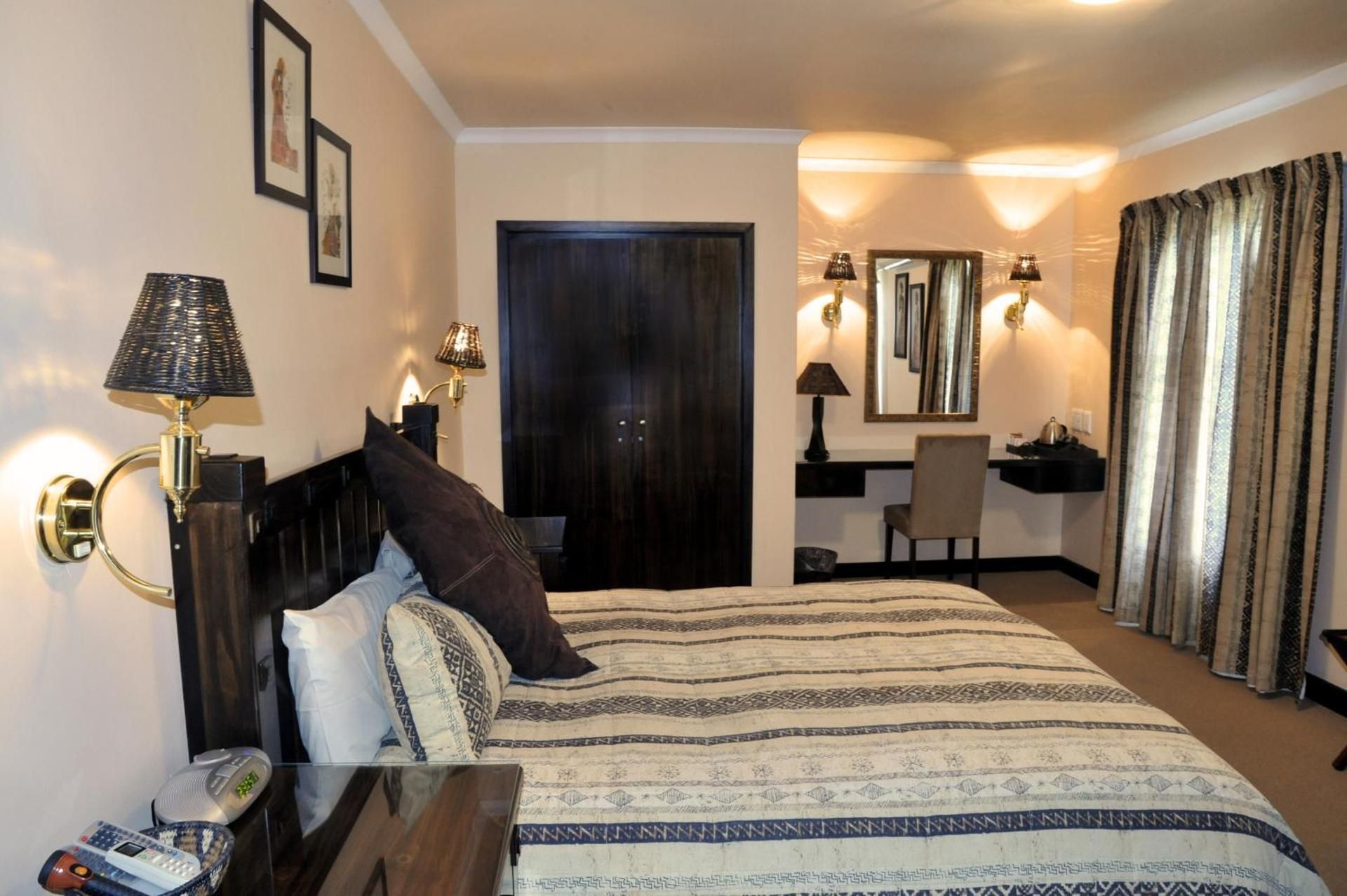 Ipe Tombe Guest Lodge - Midrand Deluxe Queen Room