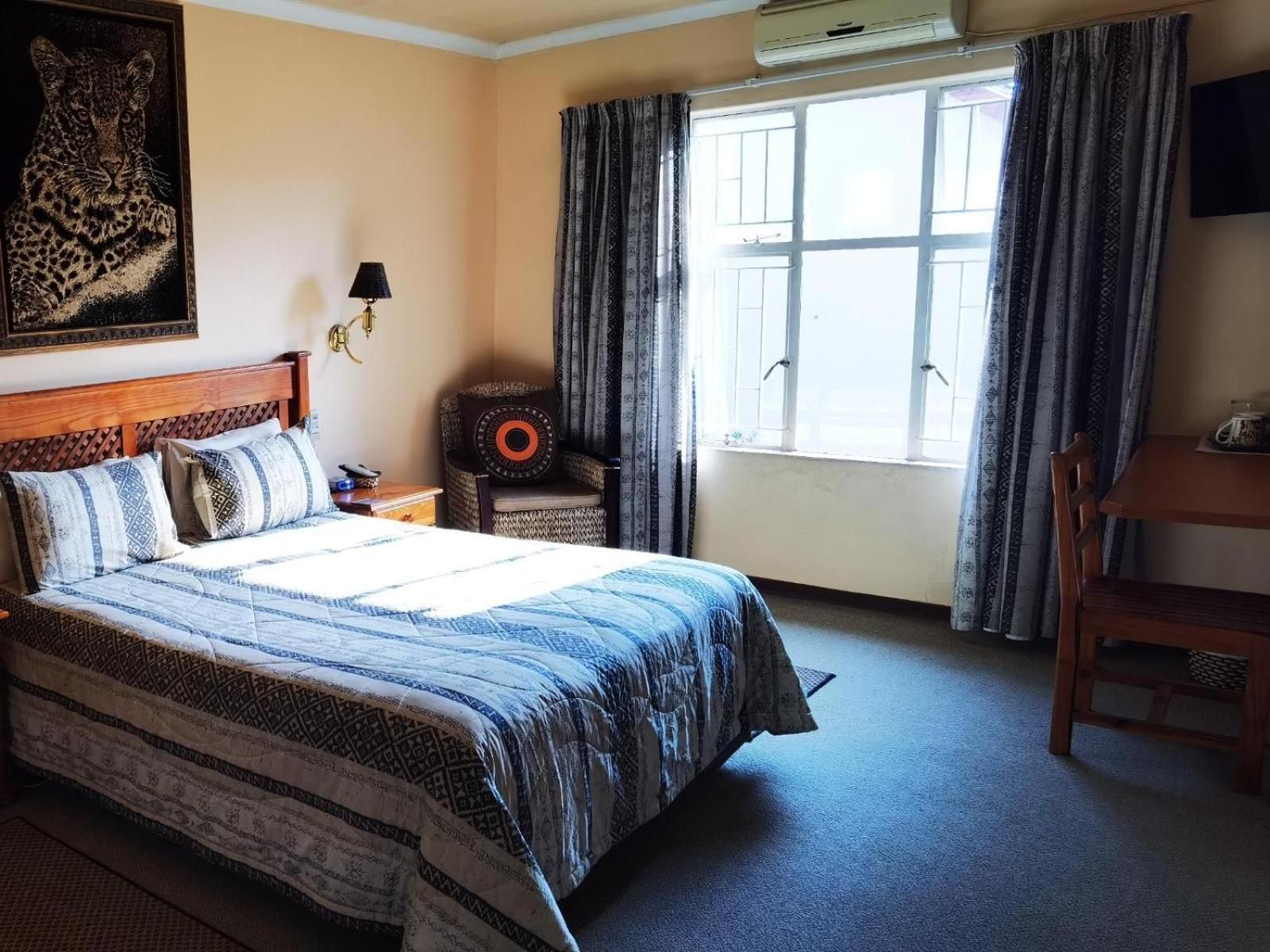 Ipe Tombe Guest Lodge - Midrand Queen Room with Balcony 2