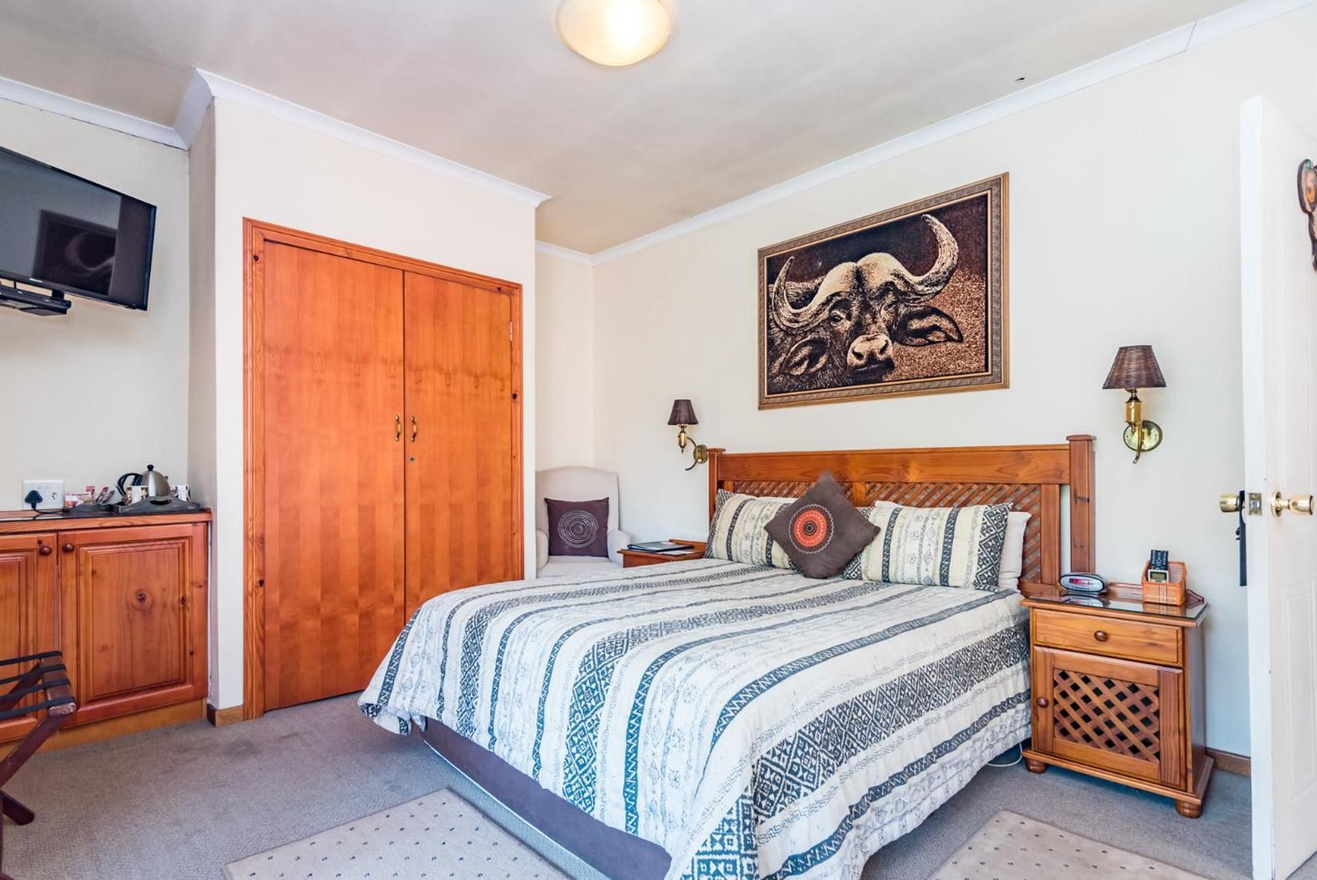 Ipe Tombe Guest Lodge - Midrand Queen Room with Balcony