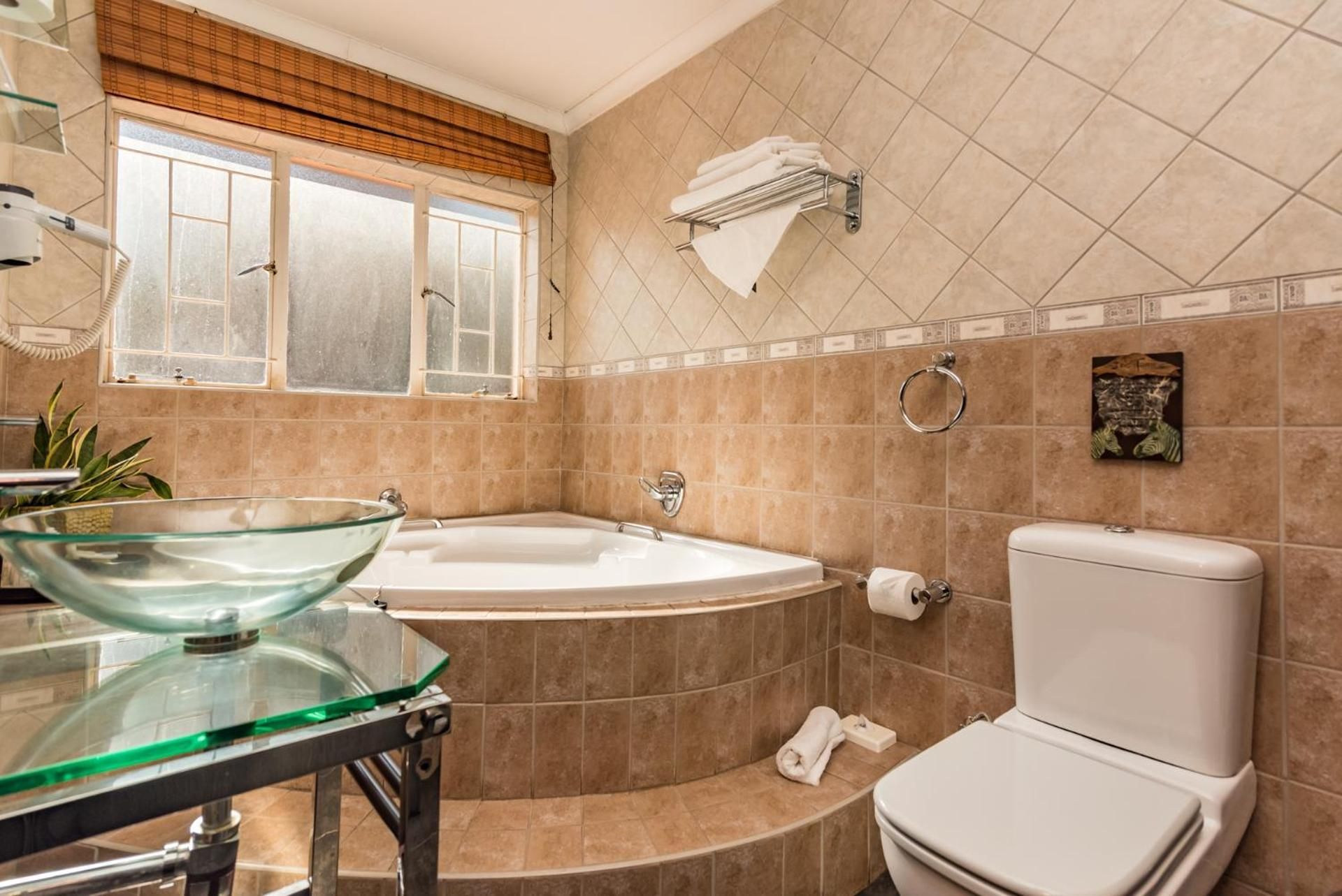 Ipe Tombe Guest Lodge - Midrand Deluxe Queen Room 3