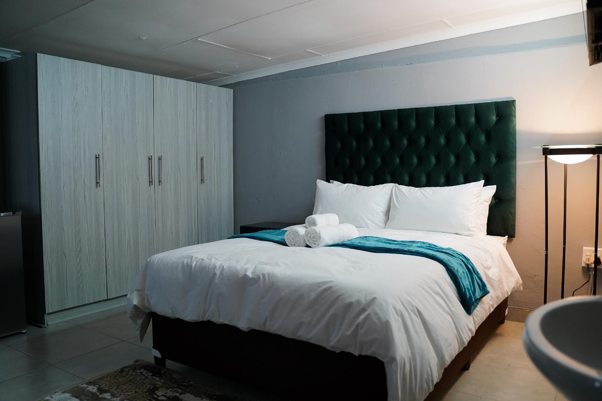 Aqua Guest House Queen Room