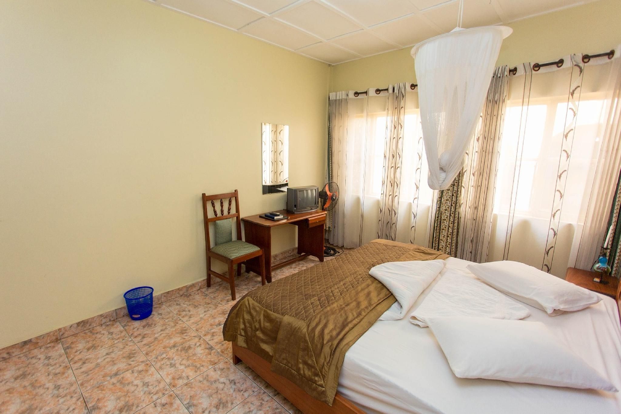 IRIS Guesthouse Deluxe Double Room 4