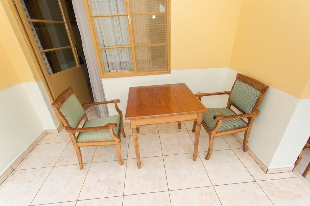 IRIS Guesthouse Deluxe Double Room 6