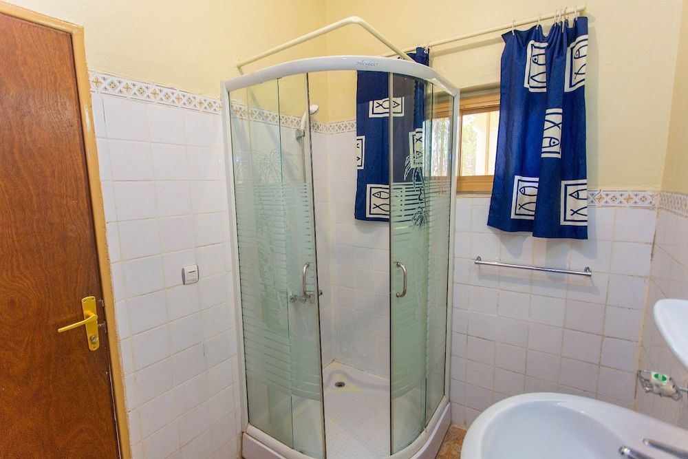 IRIS Guesthouse Deluxe Double Room 7