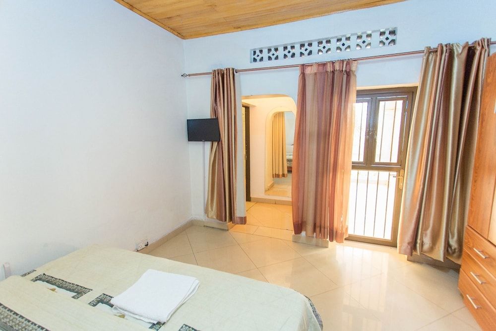 IRIS Guesthouse Deluxe Double Room 10