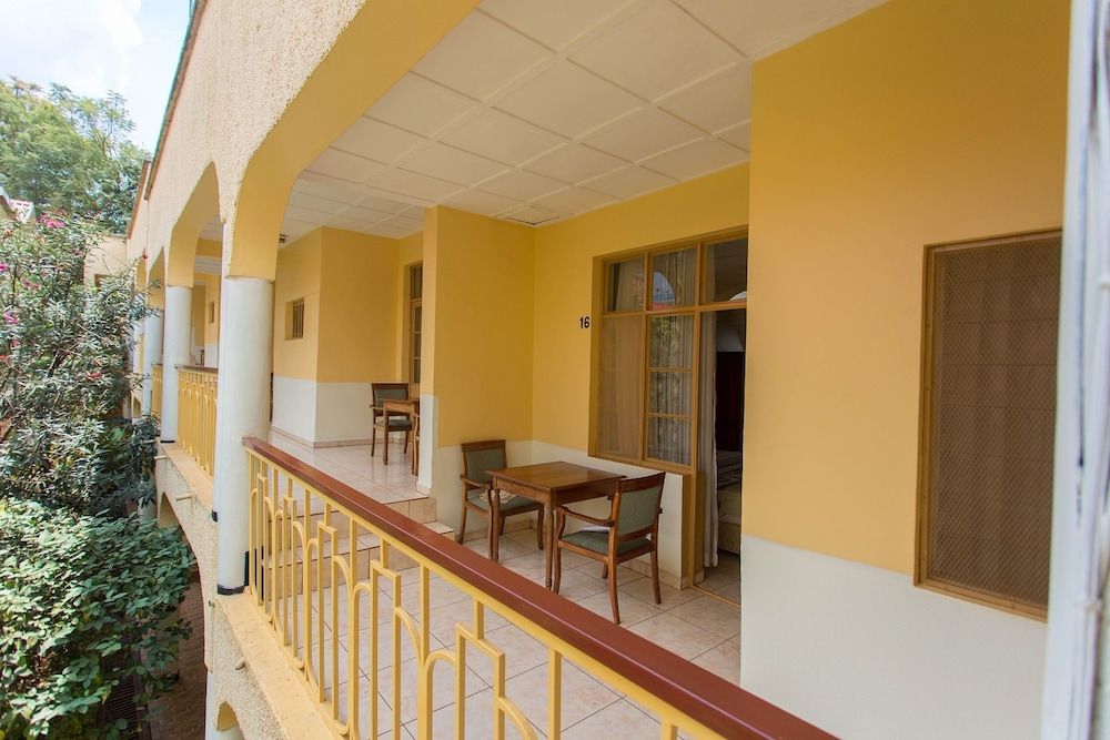 IRIS Guesthouse Deluxe Double Room 5