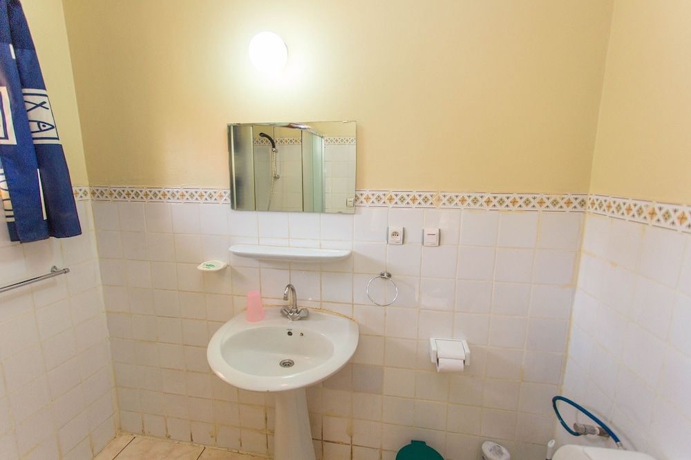 IRIS Guesthouse Deluxe Double Room 8