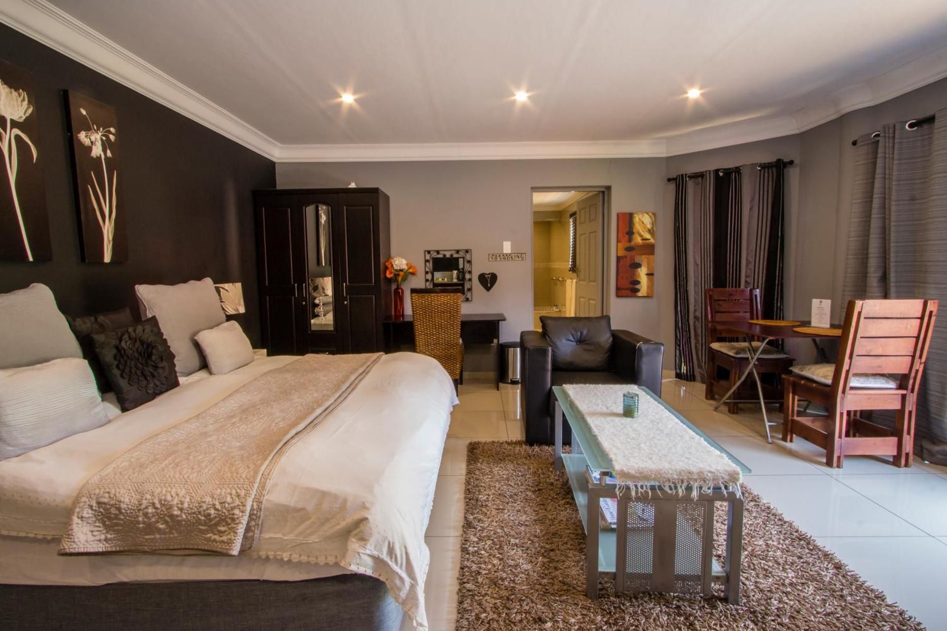King Suite with Pool View