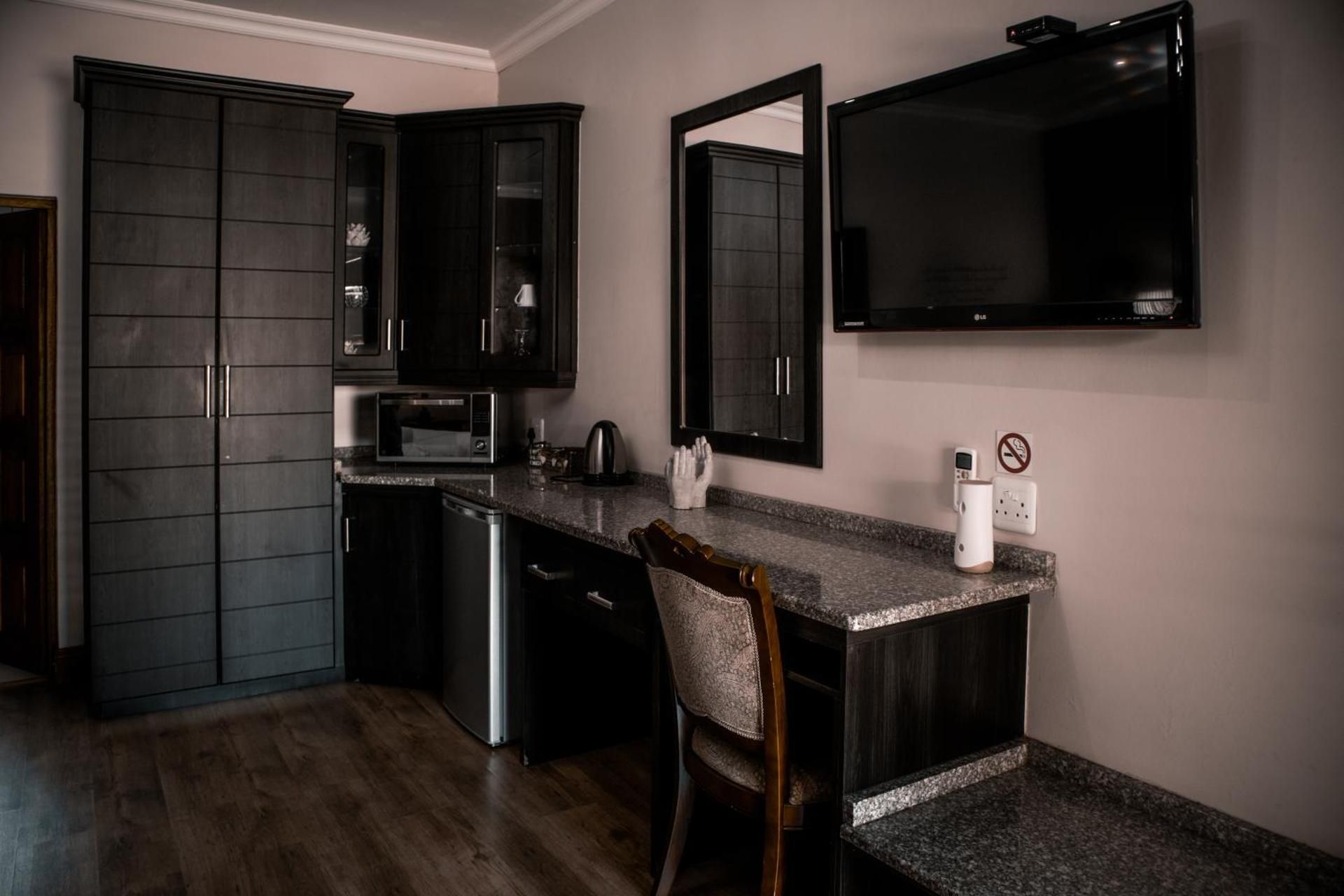 Pinehaven Bed and Breakfast Deluxe King Room 3