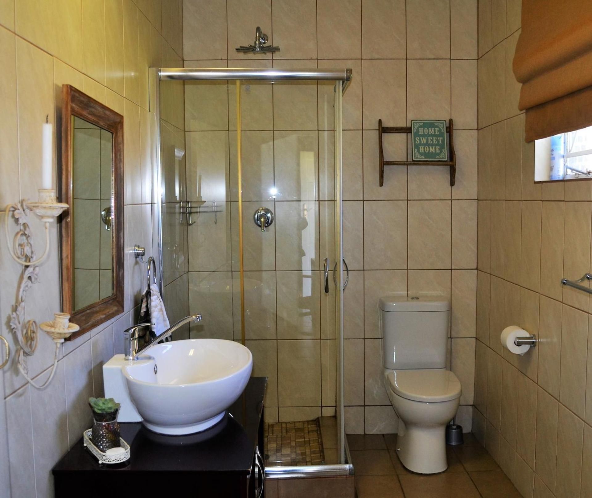 Favour House Queen Room with Garden View 3